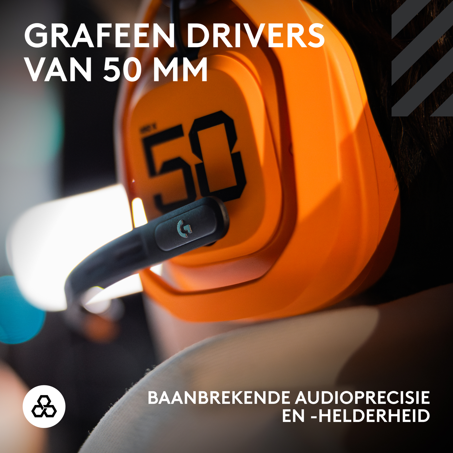Een oranje headset met een zwarte microfoon, nummer 50 en de tekst 'GRAFEEN DRIVERS' en 'BAANBREKENDE AUDIO...' zijn zichtbaar.