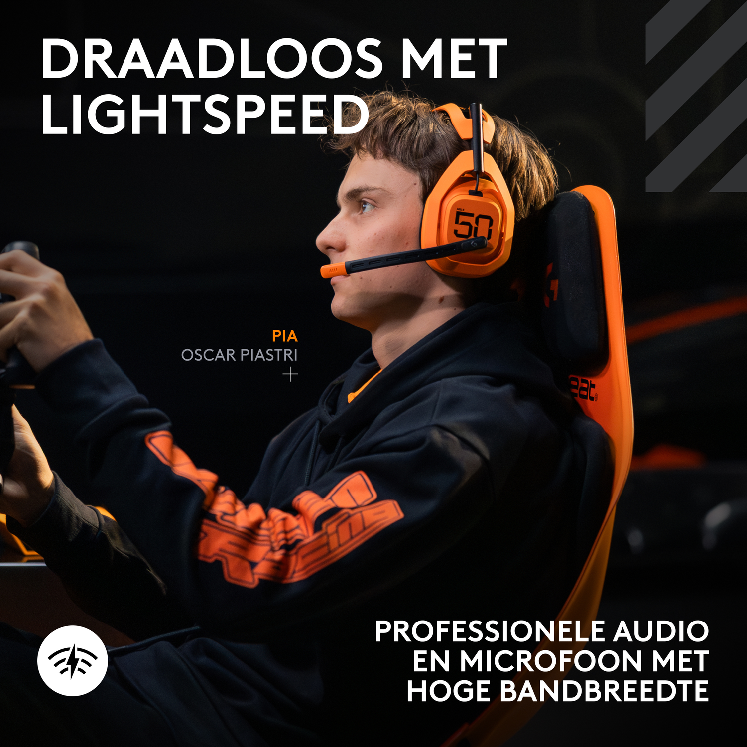 Een man met een oranje headset zit in een racestoel. De tekst luidt 'DRAADLOOS MET LIGHTSPEED' en 'PROFESSIONELE AUDIO'.
