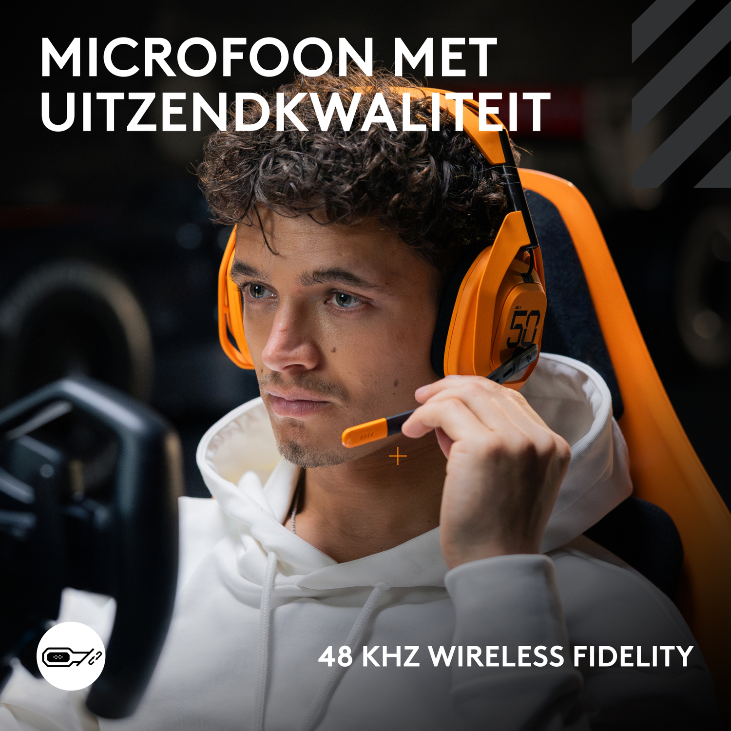 Een man met een oranje headset. Hij draagt een witte hoodie en kijkt naar een scherm. Tekst: Microfoon met uitzendkwaliteit, 48 kHz wireless fidelity.