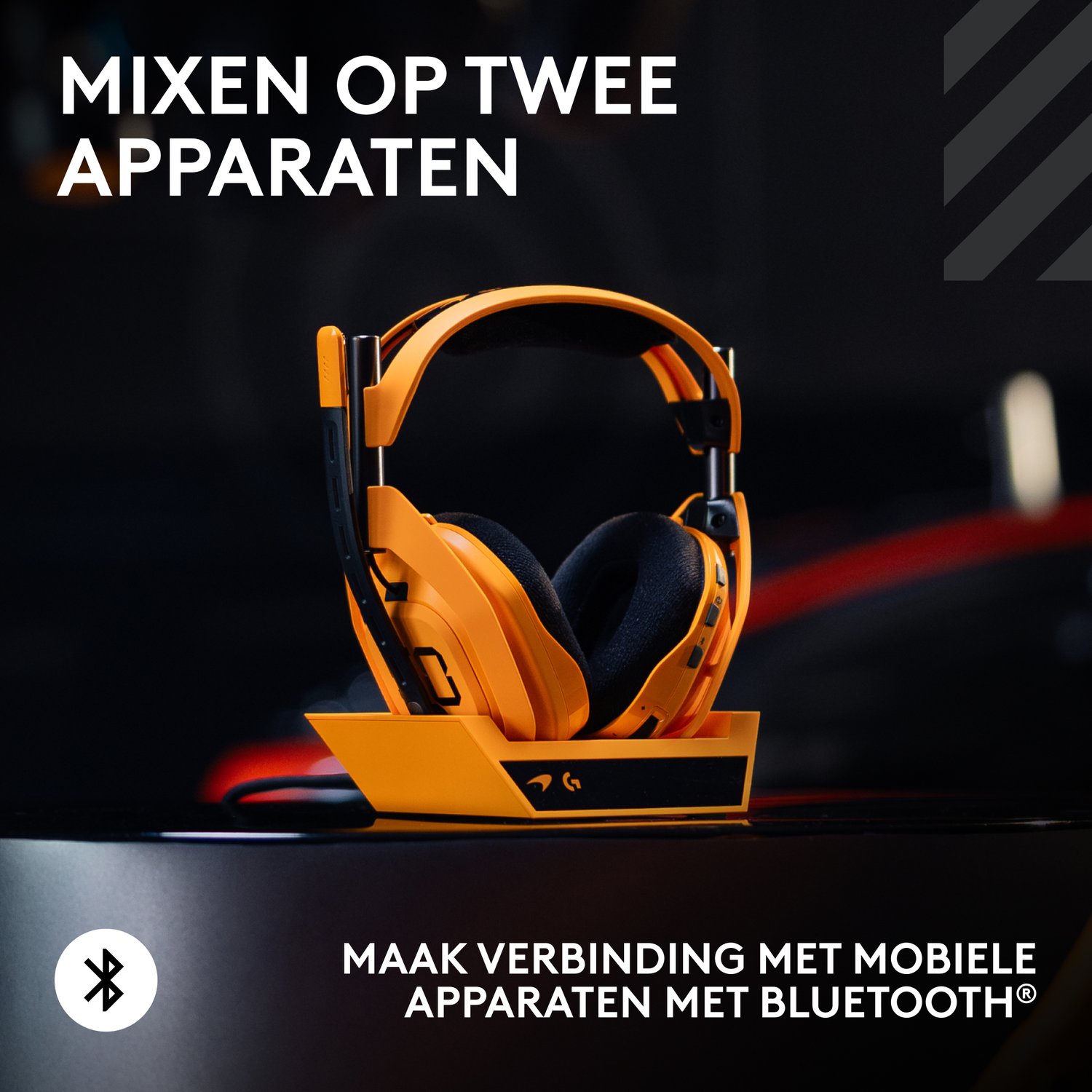 Oranje en zwarte gaming headset op zwarte ondergrond. Tekst: 'Mixen op twee apparaten' en 'Maak verbinding met mobiele apparaten met Bluetooth'.
