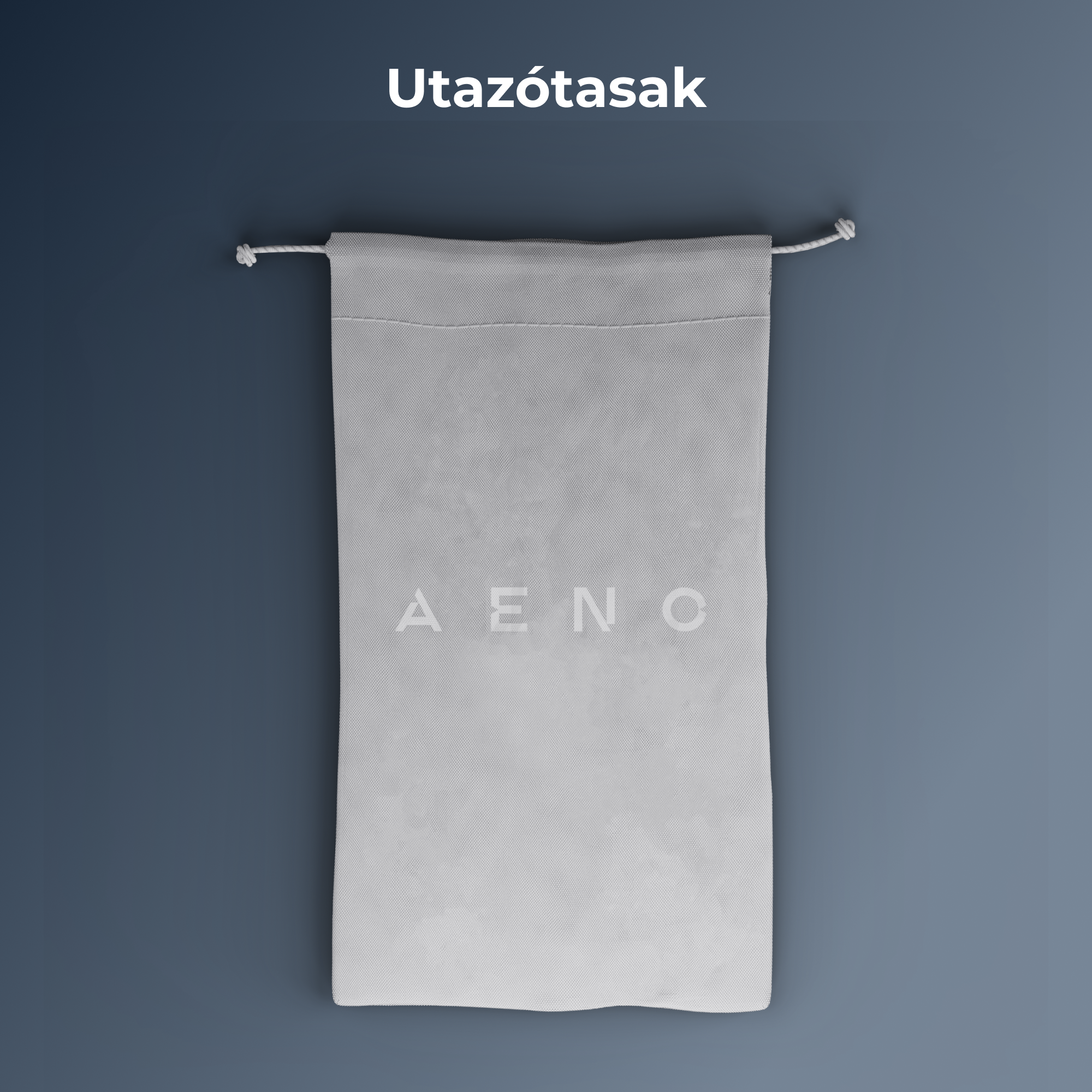 Fehér zsinóros táska 'AENO' felirattal, sötétkék háttérrel. Felül a 'Utazótasak' felirat.