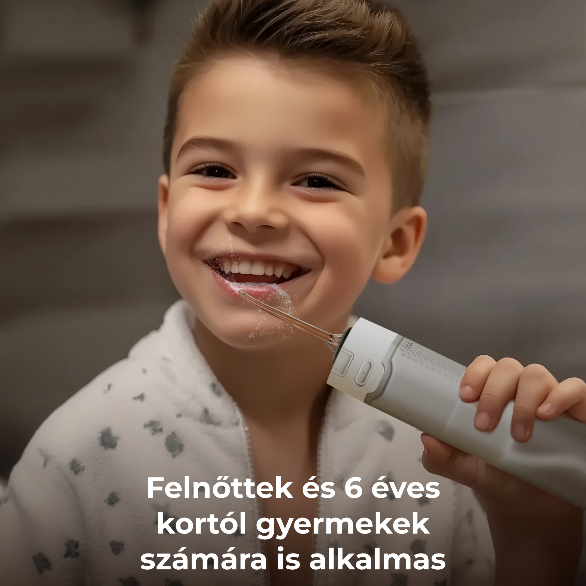 Egy mosolygó fiú fogászati irrigátort használ. A szöveg szerint felnőtteknek és 6 éves kortól gyerekeknek is alkalmas.