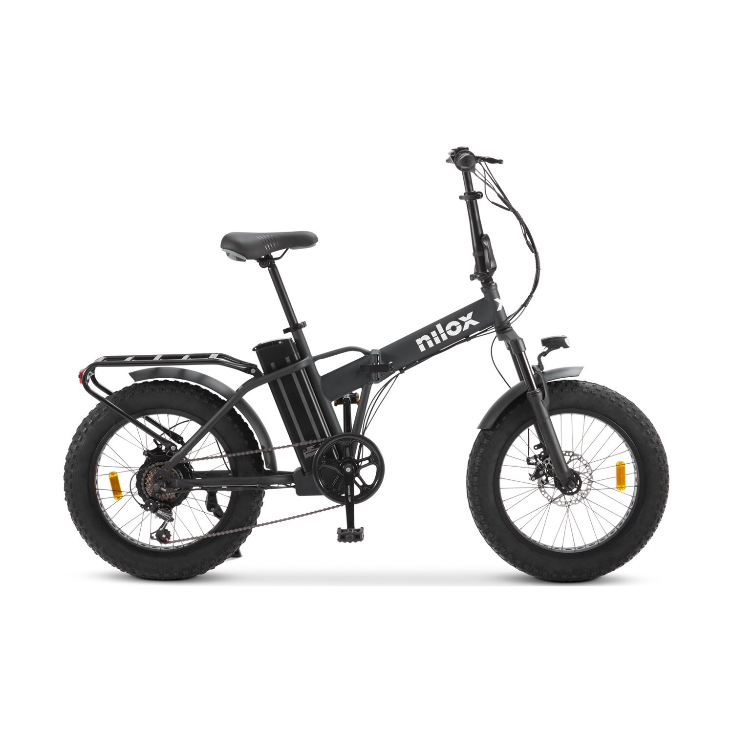 Bicicletta elettrica Nilox nera su sfondo bianco. Ha pneumatici larghi, portapacchi e il logo Nilox sul telaio.