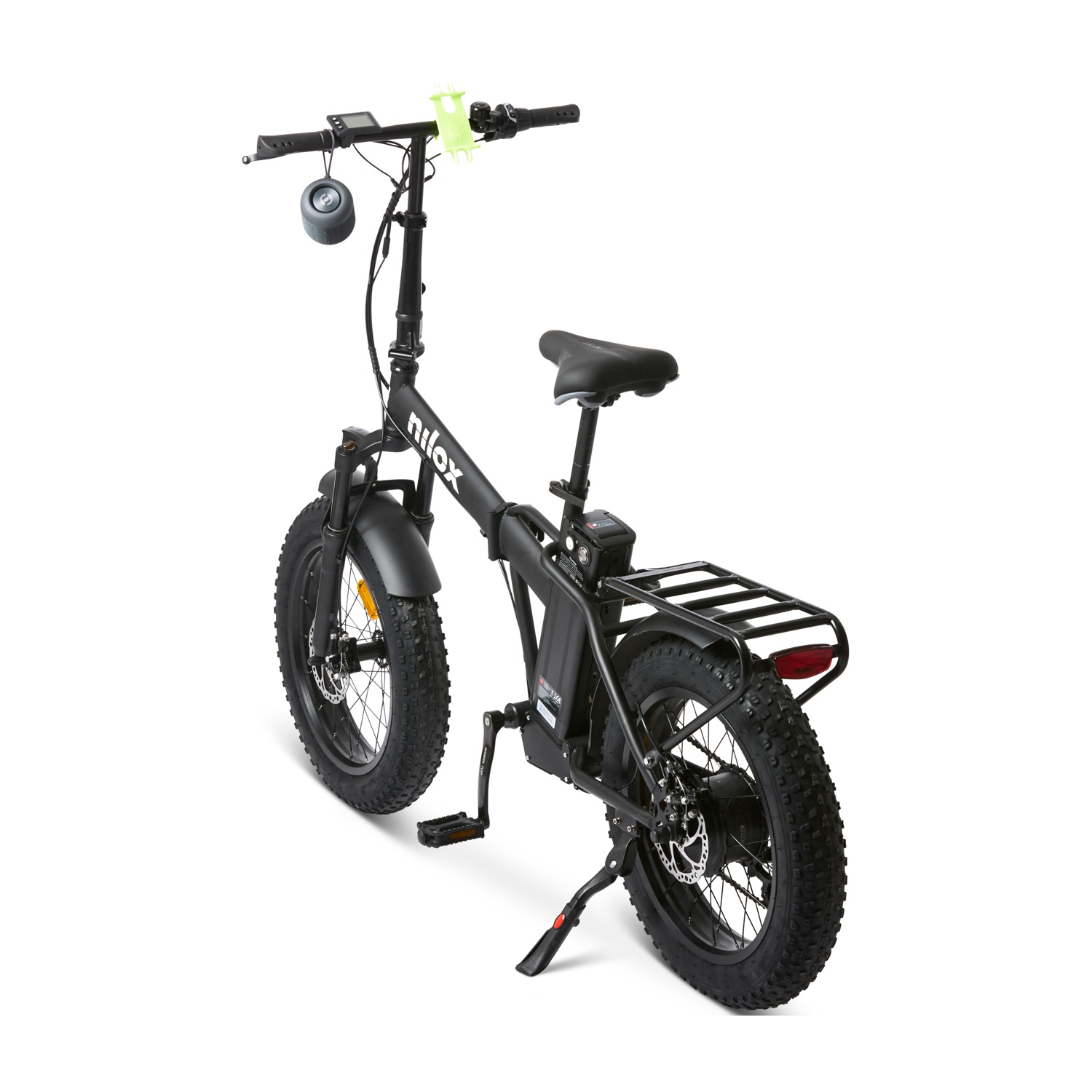 E-bike Nilox nera su sfondo bianco. Caratteristiche: pneumatici larghi, portapacchi e altoparlante sul manubrio.