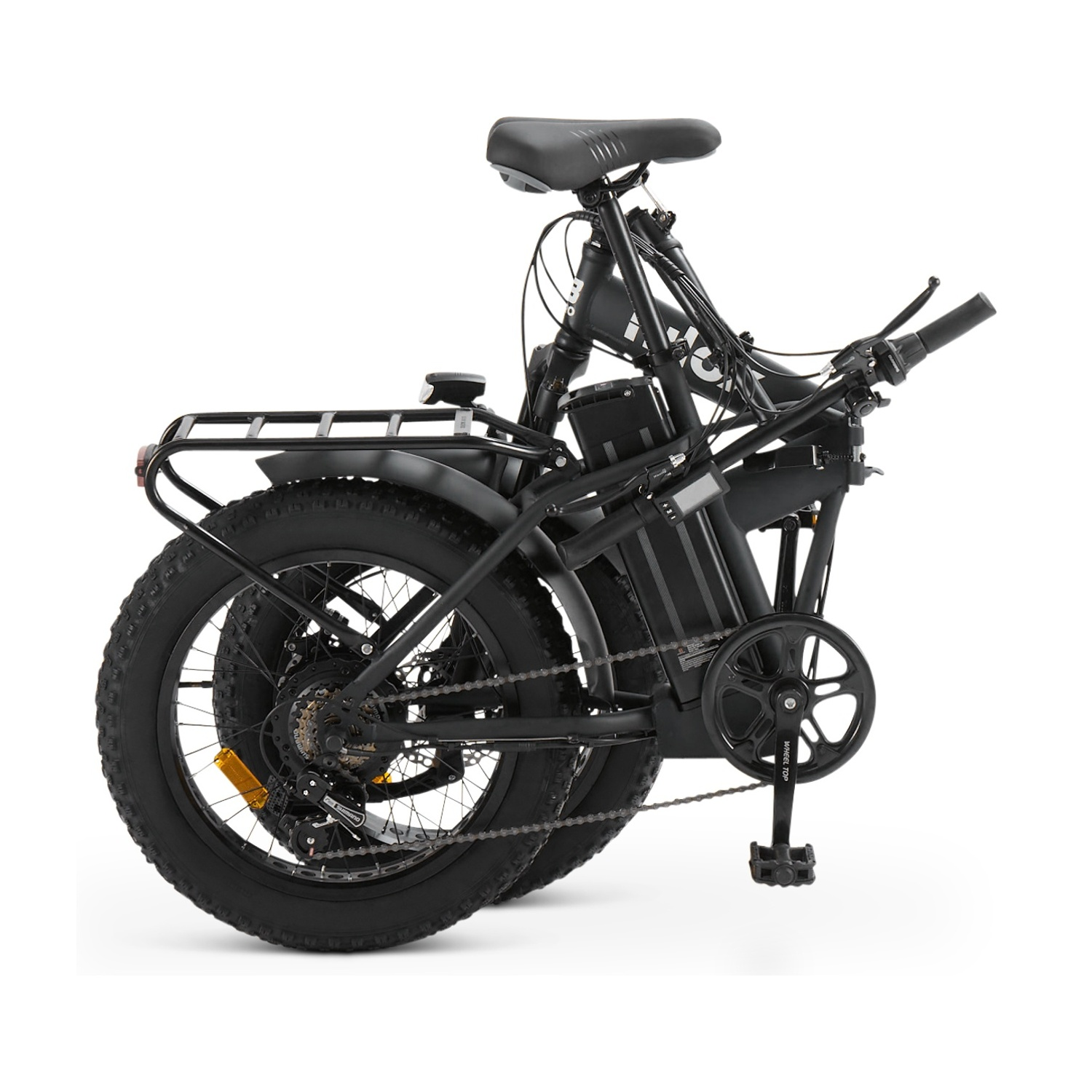 Bici elettrica nera con pneumatici larghi, portapacchi e batteria, su sfondo bianco.