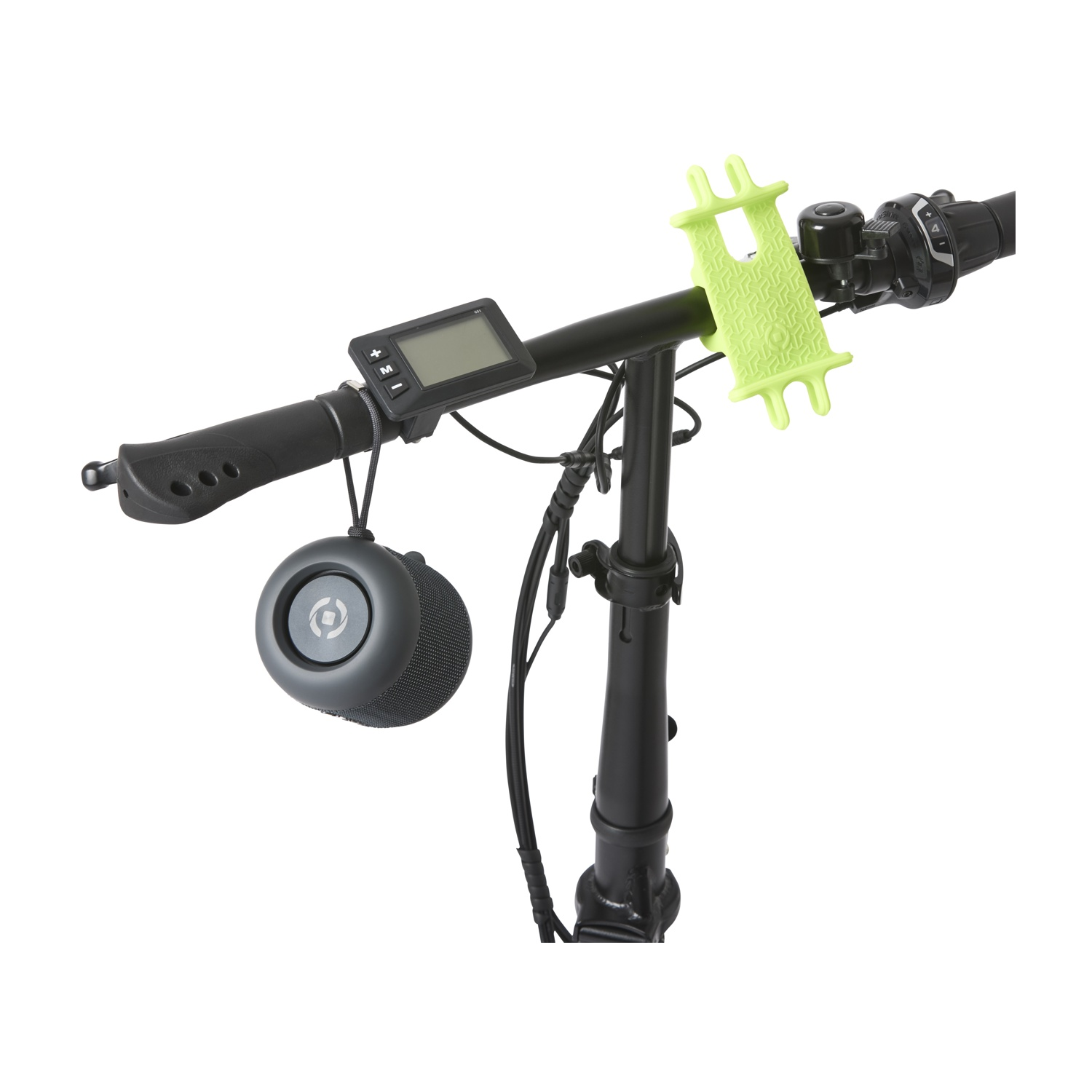 Manubrio nero di uno scooter con schermo, supporto verde per telefono e altoparlante. Lo sfondo è bianco.