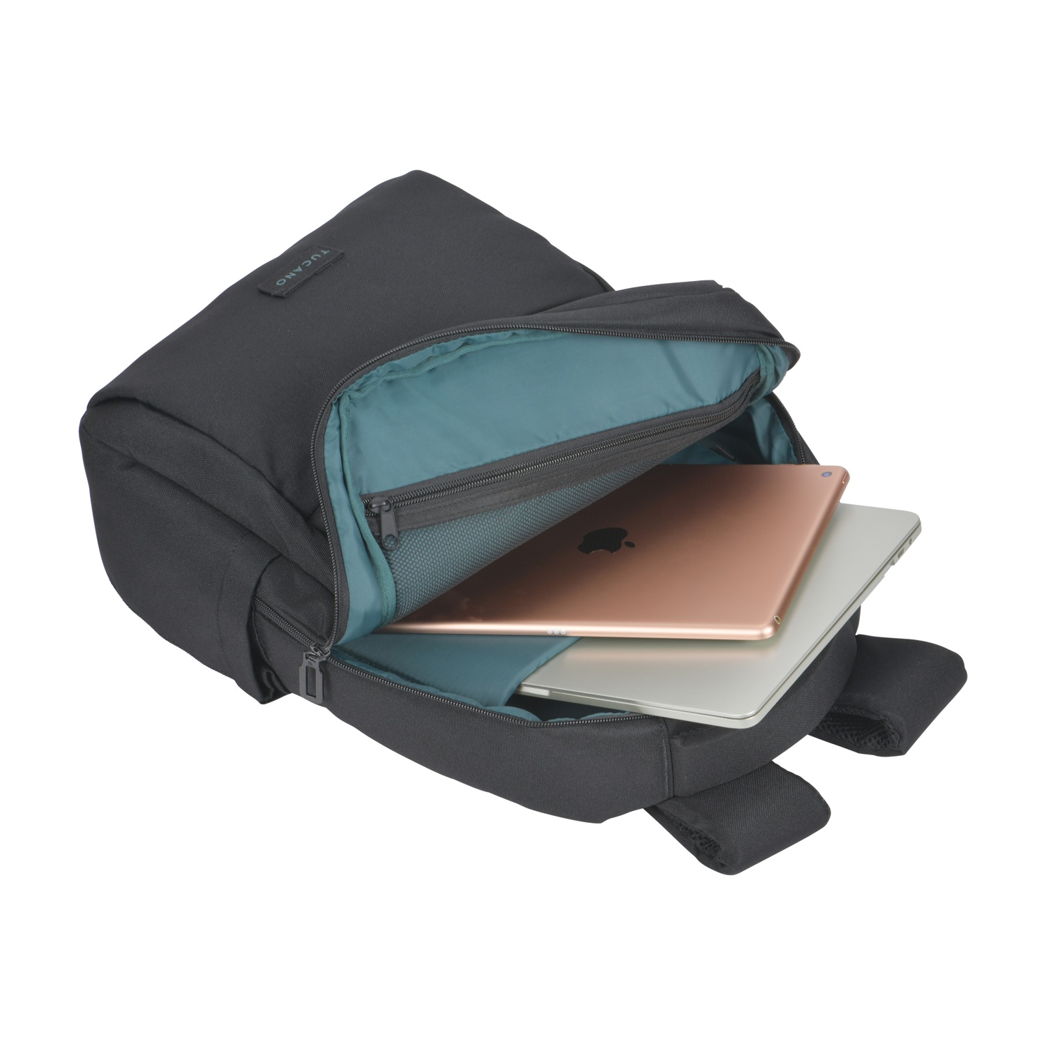 Uno zaino nero è aperto, rivelando un tablet oro rosa e un laptop argentato all'interno. L'interno ha una fodera verde acqua.