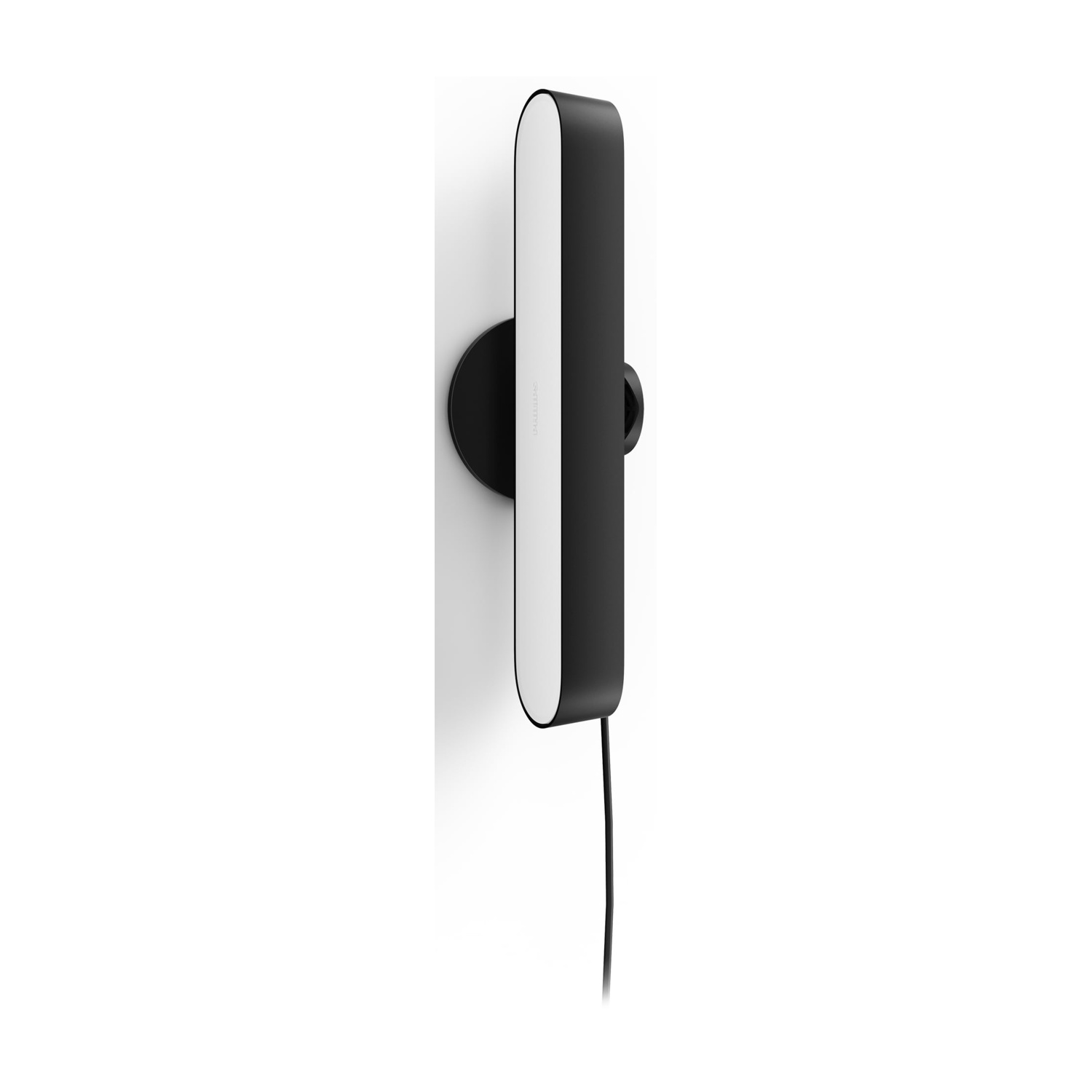 Una lampada da parete in bianco e nero è montata su un muro bianco. La lampada ha una cornice nera e un pannello centrale bianco. Un cavo nero è appeso.