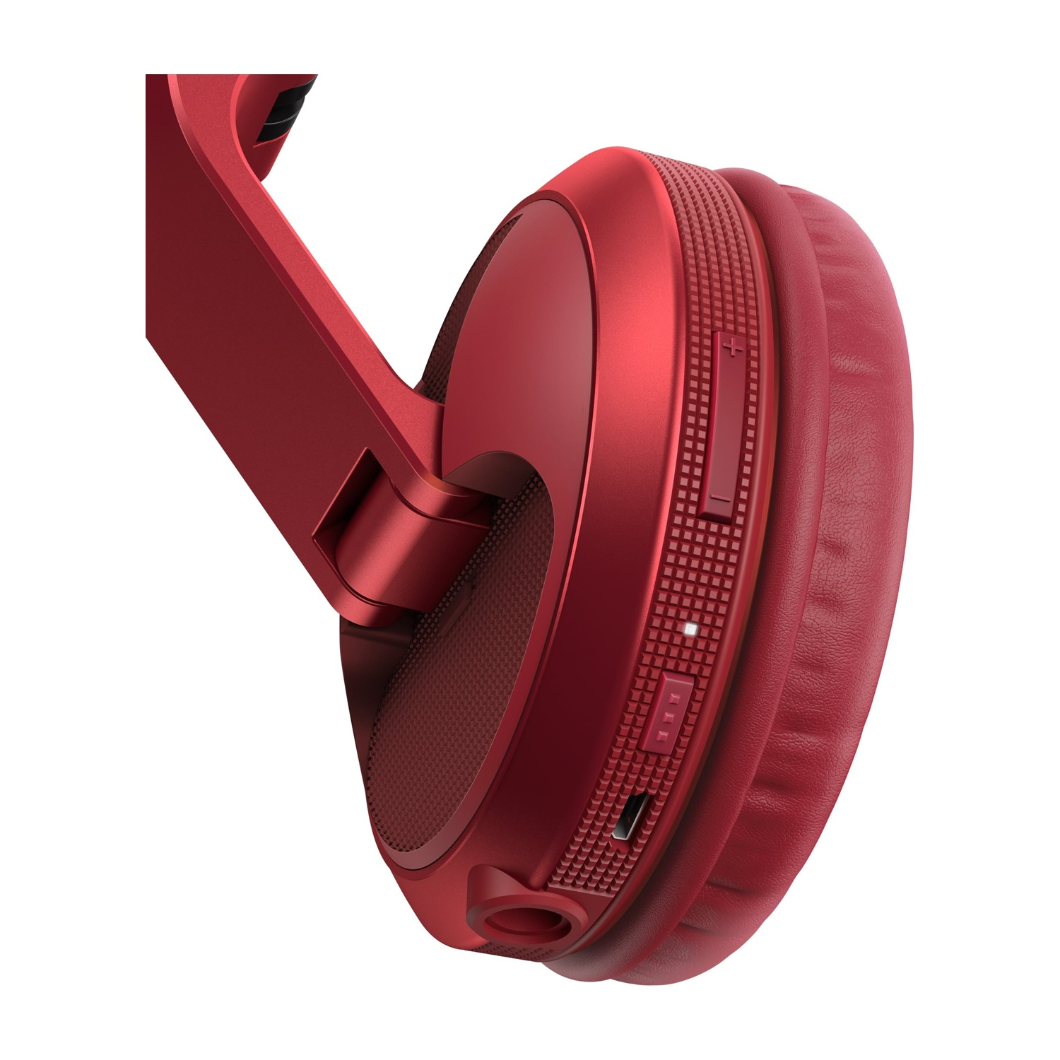 Cuffie rosse, parzialmente visibili, su sfondo bianco. Include controlli del volume, porta USB e superficie strutturata.