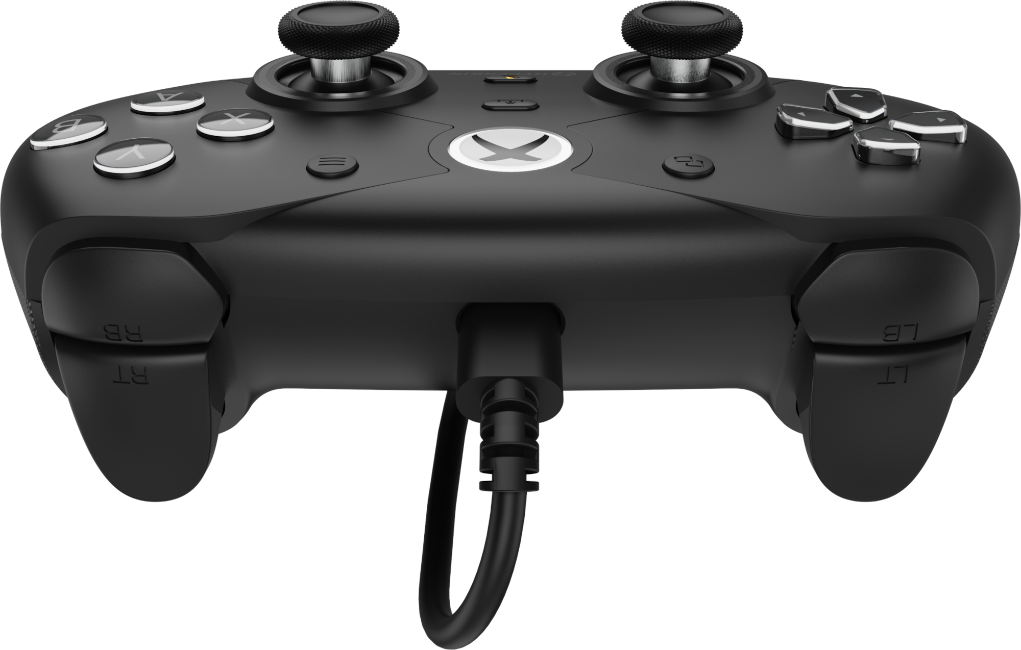 Fekete Xbox kontroller gombokkal, karokkal és csatlakoztatott USB-kábellel fekete háttér előtt. Az Xbox logó látható.