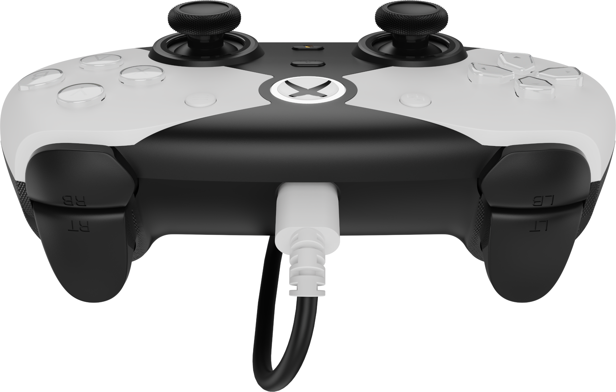 Egy fehér és fekete Xbox kontroller látható, fekete kábelhez csatlakoztatva. A kontrolleren gombok, joystickek és az Xbox logó található.