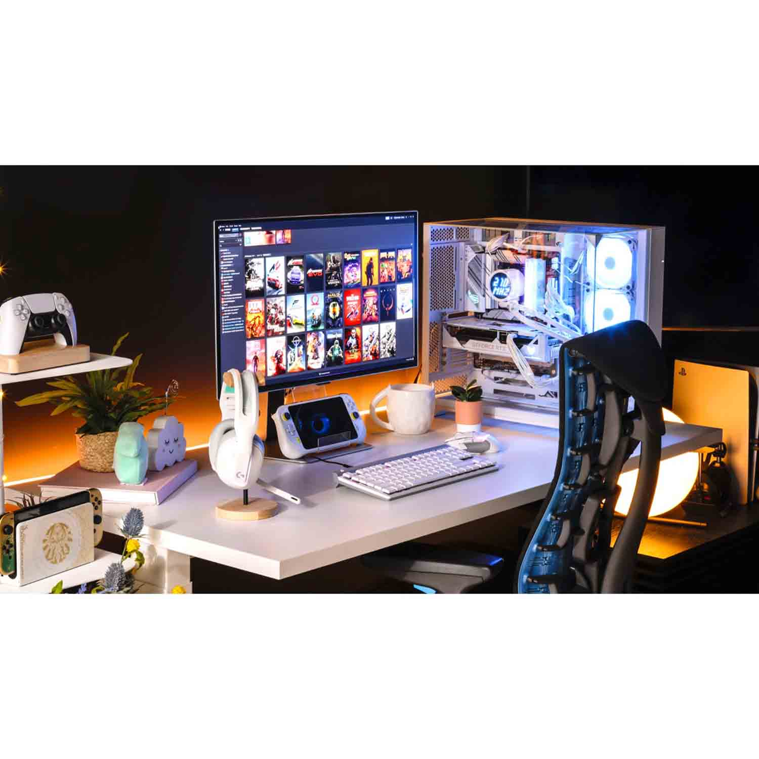 Configurazione di gioco: PC, monitor, tastiera, cuffie, console e piante su una scrivania bianca. Sfondo nero con sedia da gioco.