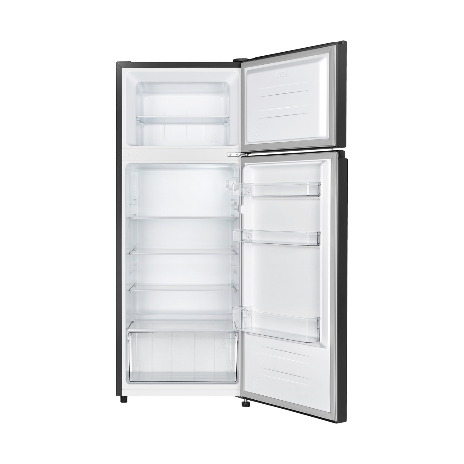 Un frigorifero nero aperto e vuoto su sfondo bianco. Il frigorifero ha una porta del congelatore aperta in alto e una porta del frigorifero in basso.