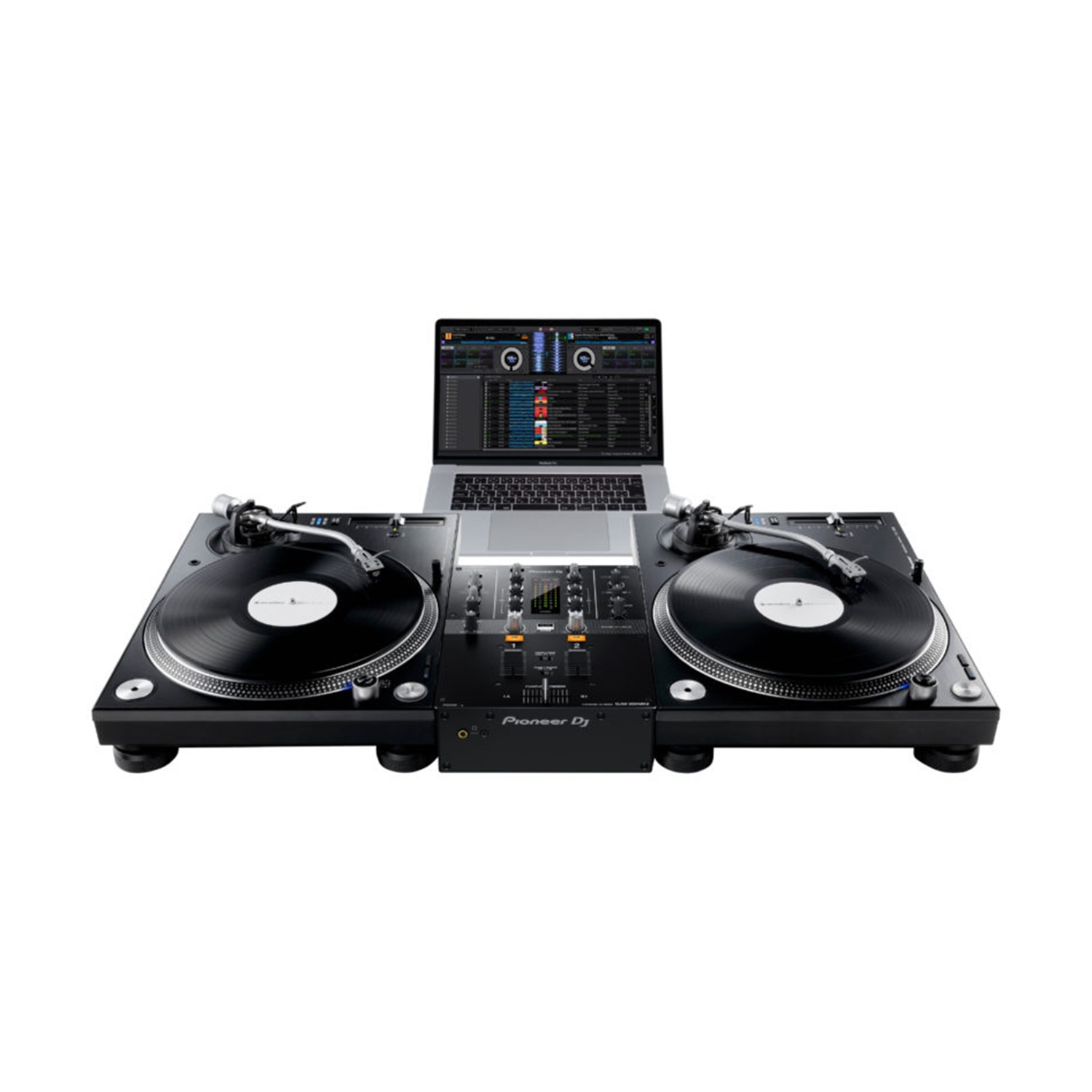 Configurazione DJ con due giradischi, un laptop al centro e un mixer. L'impostazione è tutta nera con dettagli argentati.