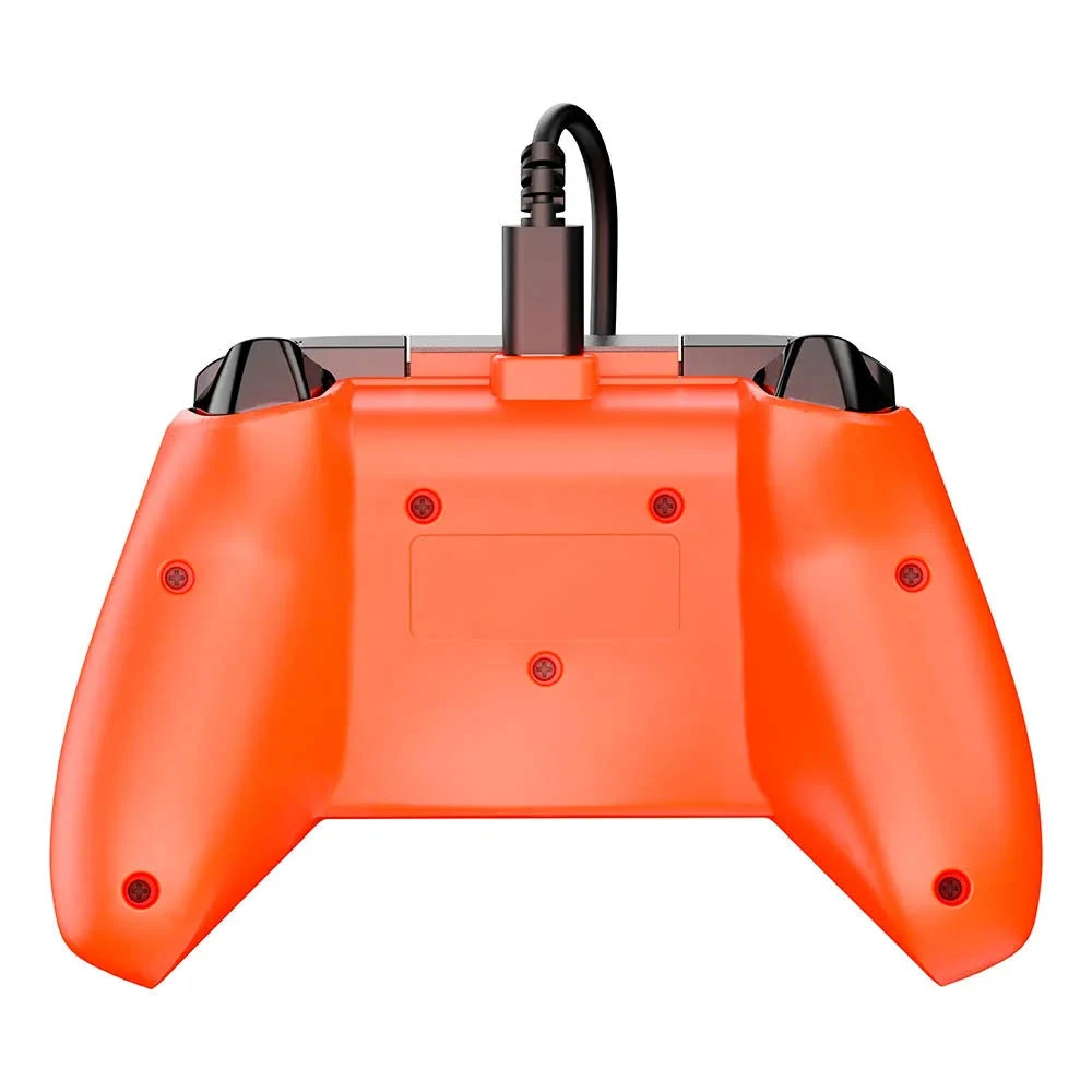 Mando de juego naranja. Cable negro conectado en la parte superior. Botones negros arriba. Cabezas de tornillo rojas. Fondo blanco.