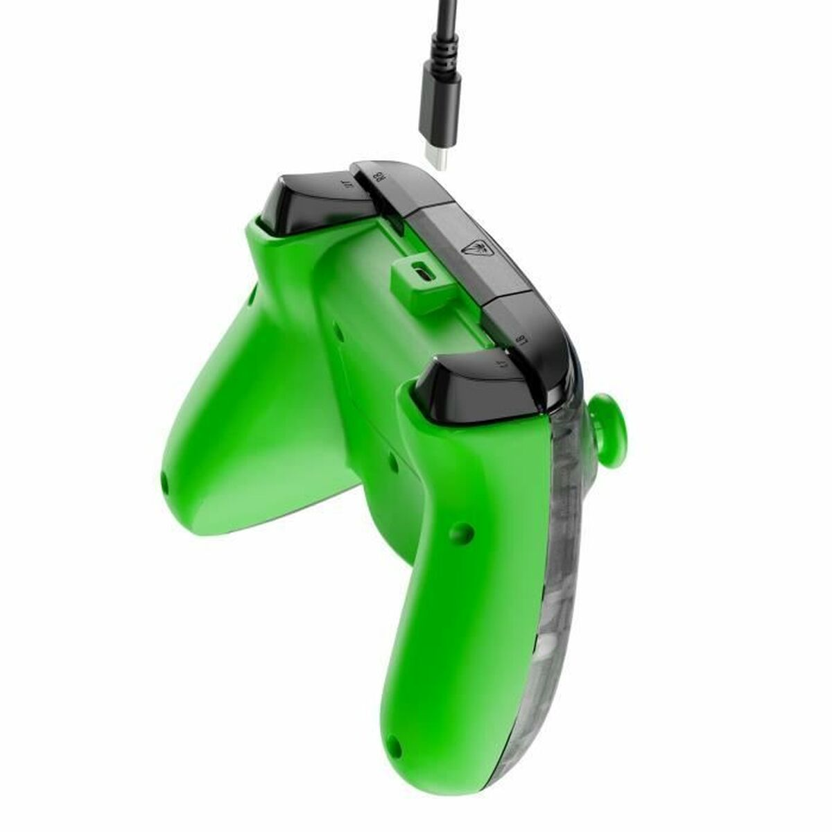 Controlador de juegos verde con detalles en negro y un cable USB-C conectado. El controlador está sobre un fondo blanco.