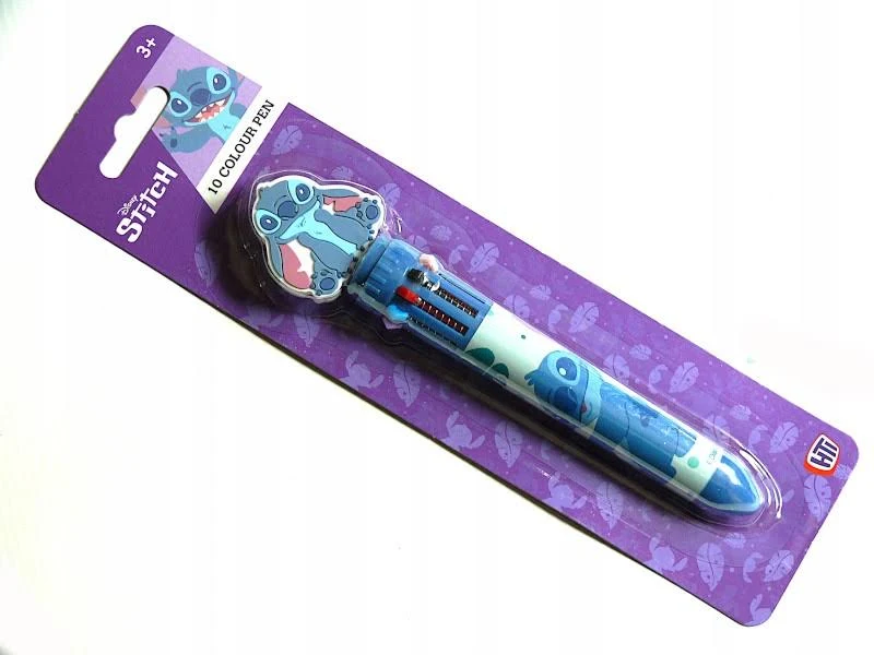 Un bolígrafo de 10 colores con temática de Stitch en embalaje. El bolígrafo es azul con diseños de Stitch. El embalaje es morado con el logo de Stitch.