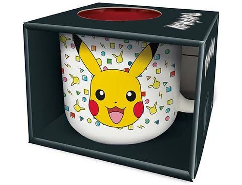 Una taza de Pikachu dentro de una caja negra. La taza es blanca con un diseño de Pikachu y formas coloridas. La caja tiene un interior rojo.