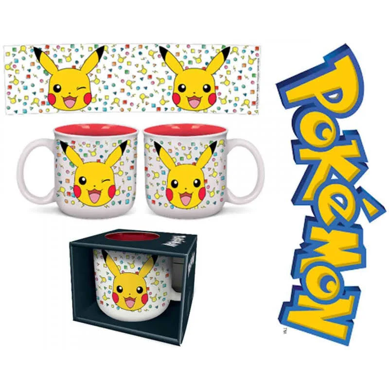 Artículos de Pikachu: tazas, una caja y una pancarta, todos con Pikachu. Un gran logo de Pokemon a la derecha.