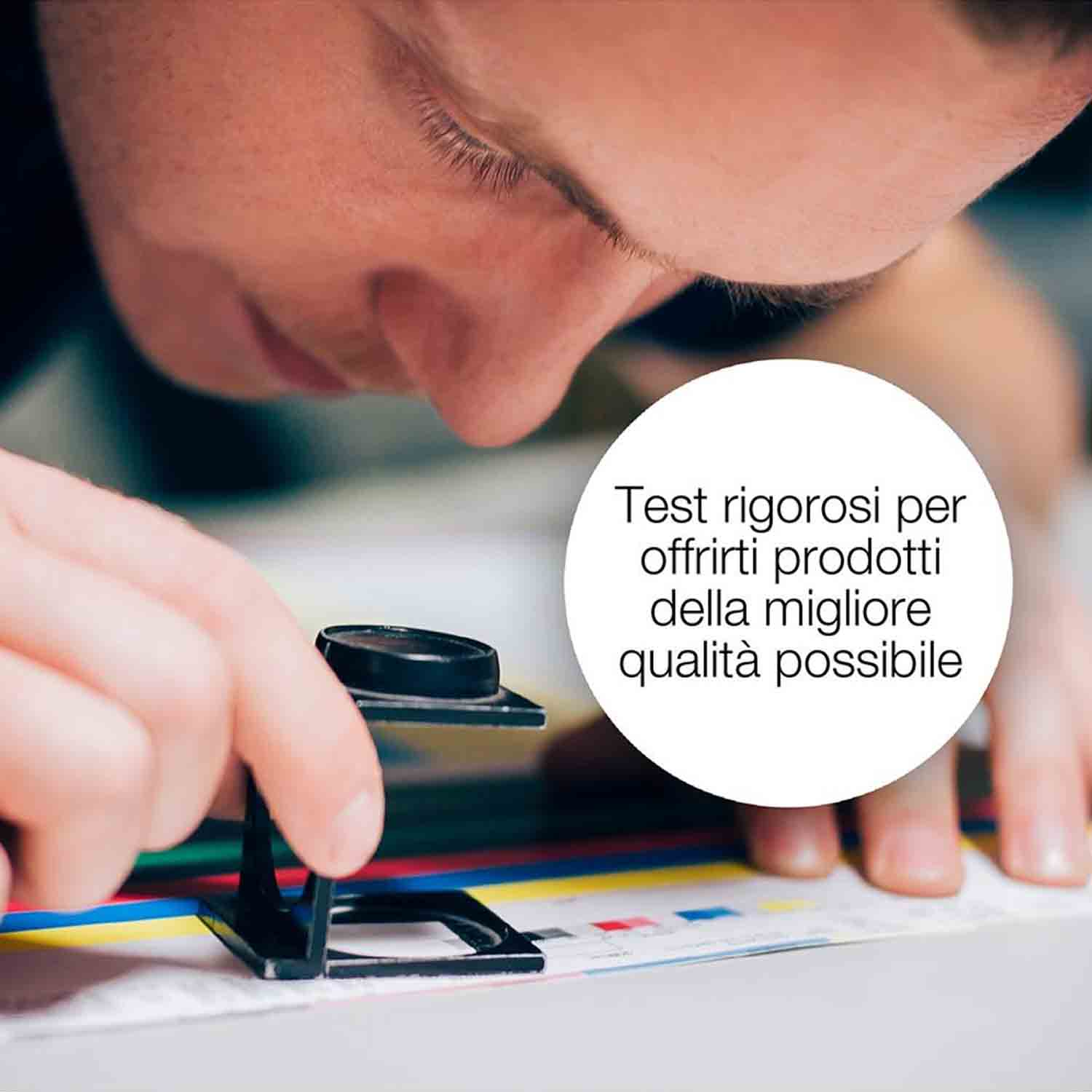 Una persona esamina un foglio stampato con una lente d'ingrandimento. Il testo sull'immagine dice: test rigorosi per offrire la migliore qualità possibile.