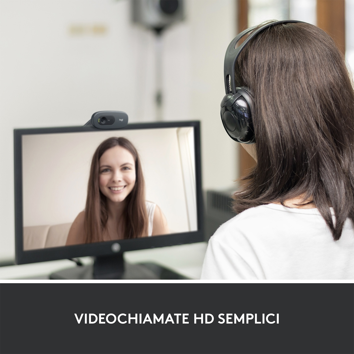 Donna con cuffie che usa una webcam per videochiamare. Il monitor mostra un'altra donna sorridente. Testo: 'Videochiamate HD semplici'.
