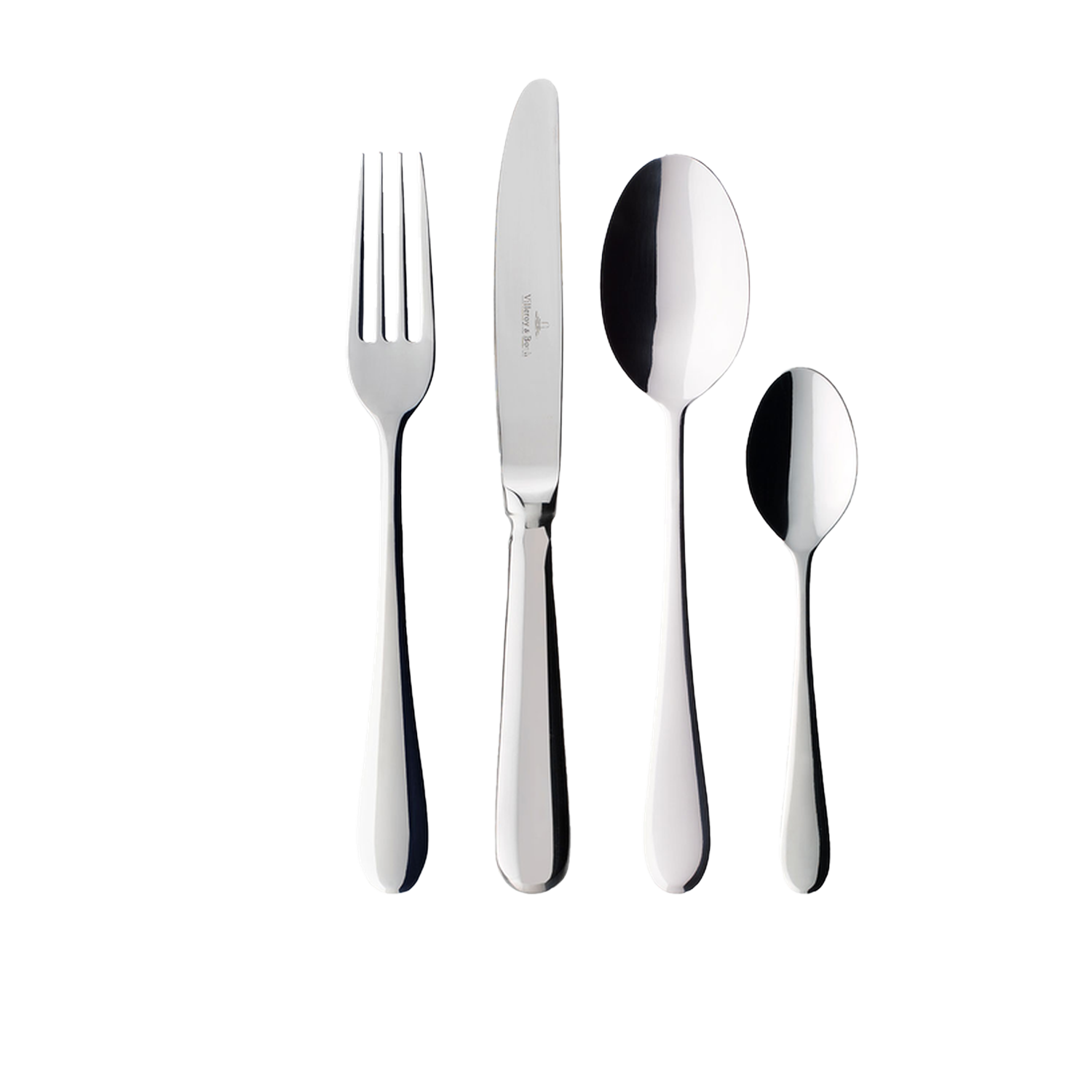 Quatre couverts : une fourchette, un couteau, une cuillère et une petite cuillère, tous avec des surfaces brillantes et réfléchissantes, sur fond blanc.
