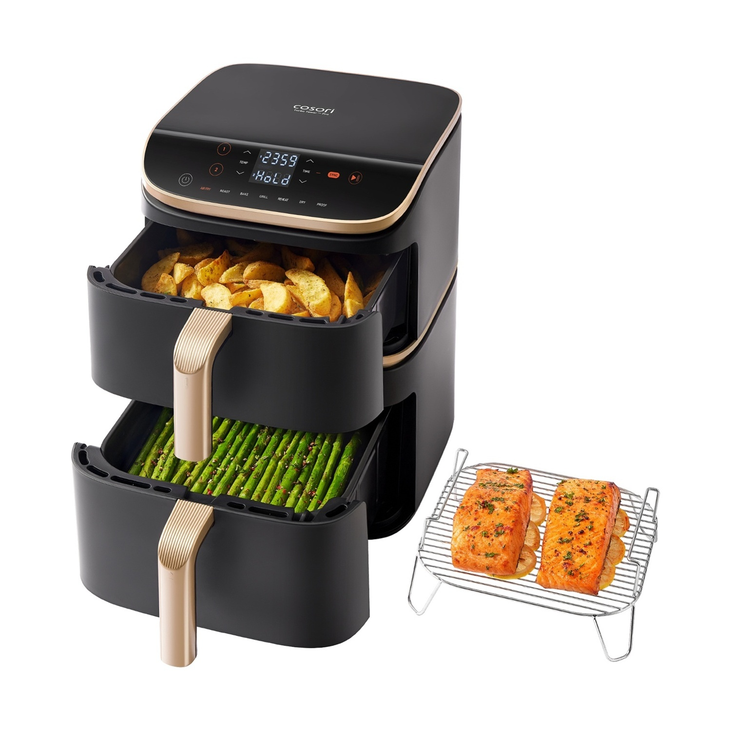 Friggitrice ad aria nera e oro con due cassetti, uno con patate e l'altro con asparagi. Due filetti di salmone su una griglia.