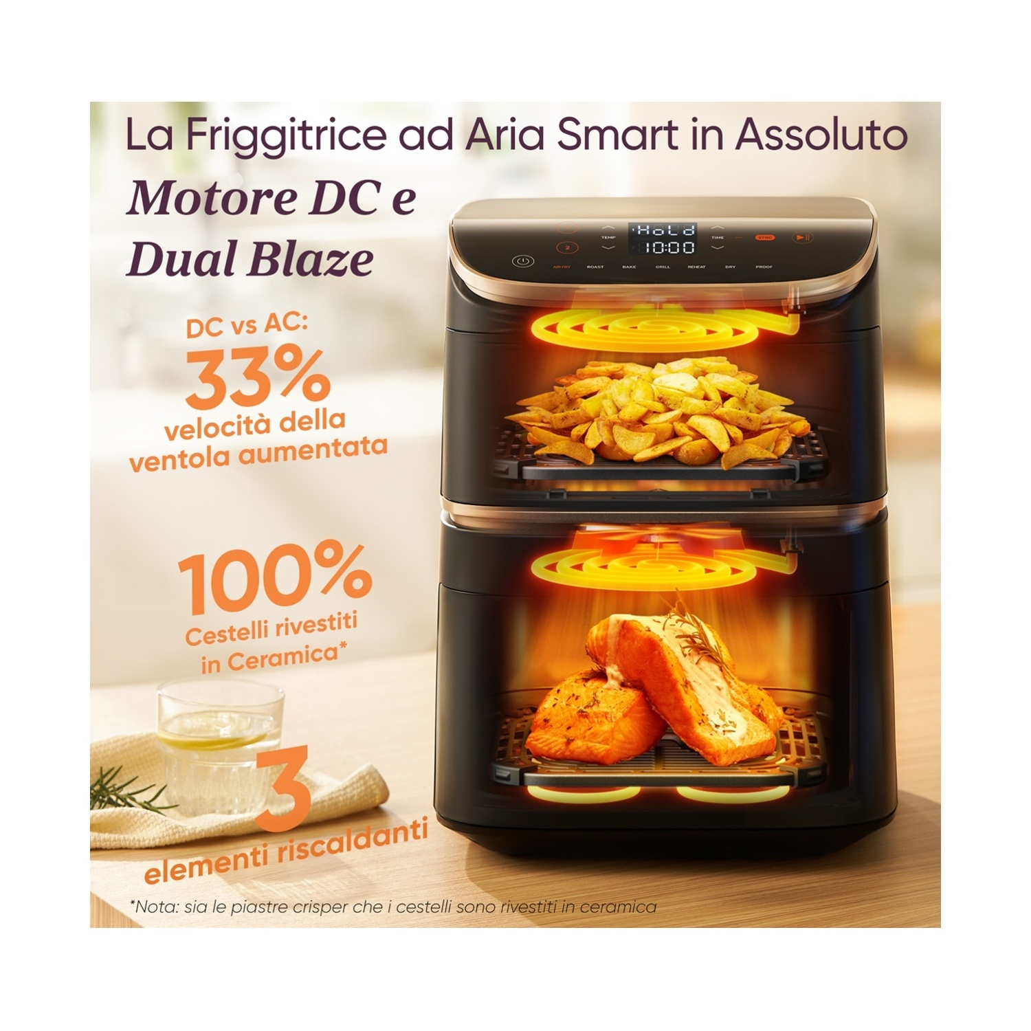 Una friggitrice ad aria con due cestelli, uno con patatine fritte, l'altro con salmone. Il testo evidenzia caratteristiche come motore DC e rivestimento in ceramica.