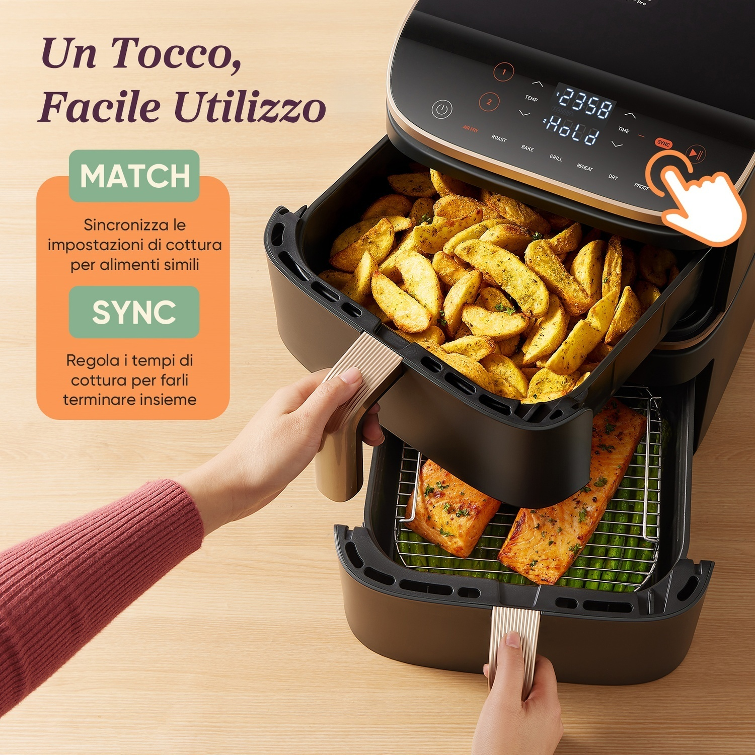Friggitrice ad aria con patate e salmone. Mano che tocca lo schermo. Il testo dice: Un Tocco, Facile Utilizzo, MATCH, SYNC.