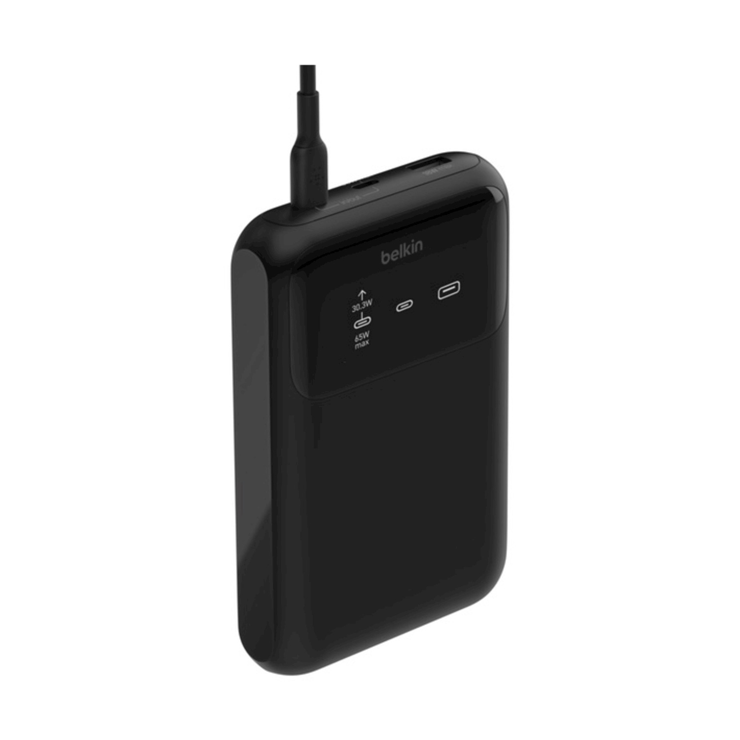 Un power bank Belkin nero con un cavo USB-C collegato. I dettagli sulla banca mostrano le uscite di alimentazione.