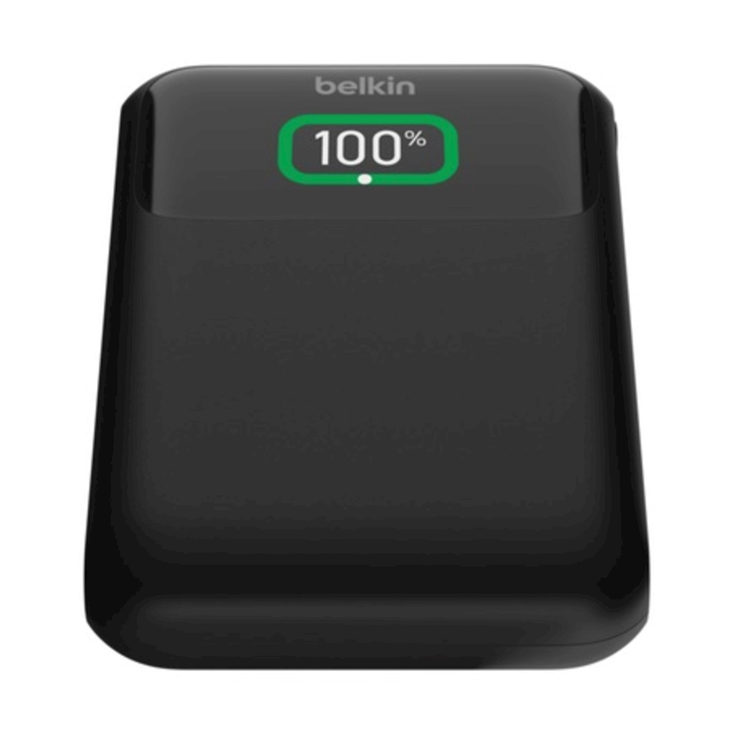 Un power bank Belkin nero mostra una carica del 100%. Lo schermo è verde con testo bianco, indicando batteria piena.