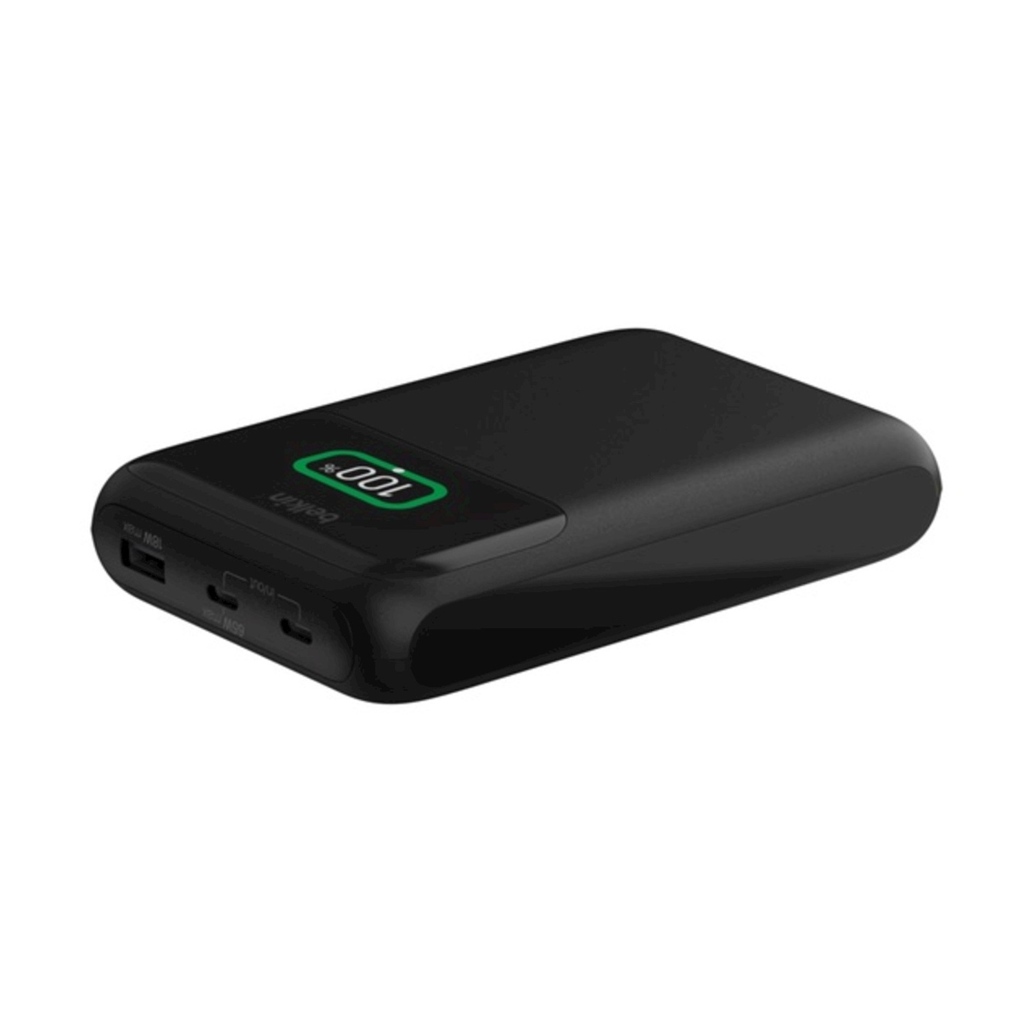 Un power bank Belkin nero con carica al 100% visualizzata. Ha porte di ingresso/uscita e un design curvo.