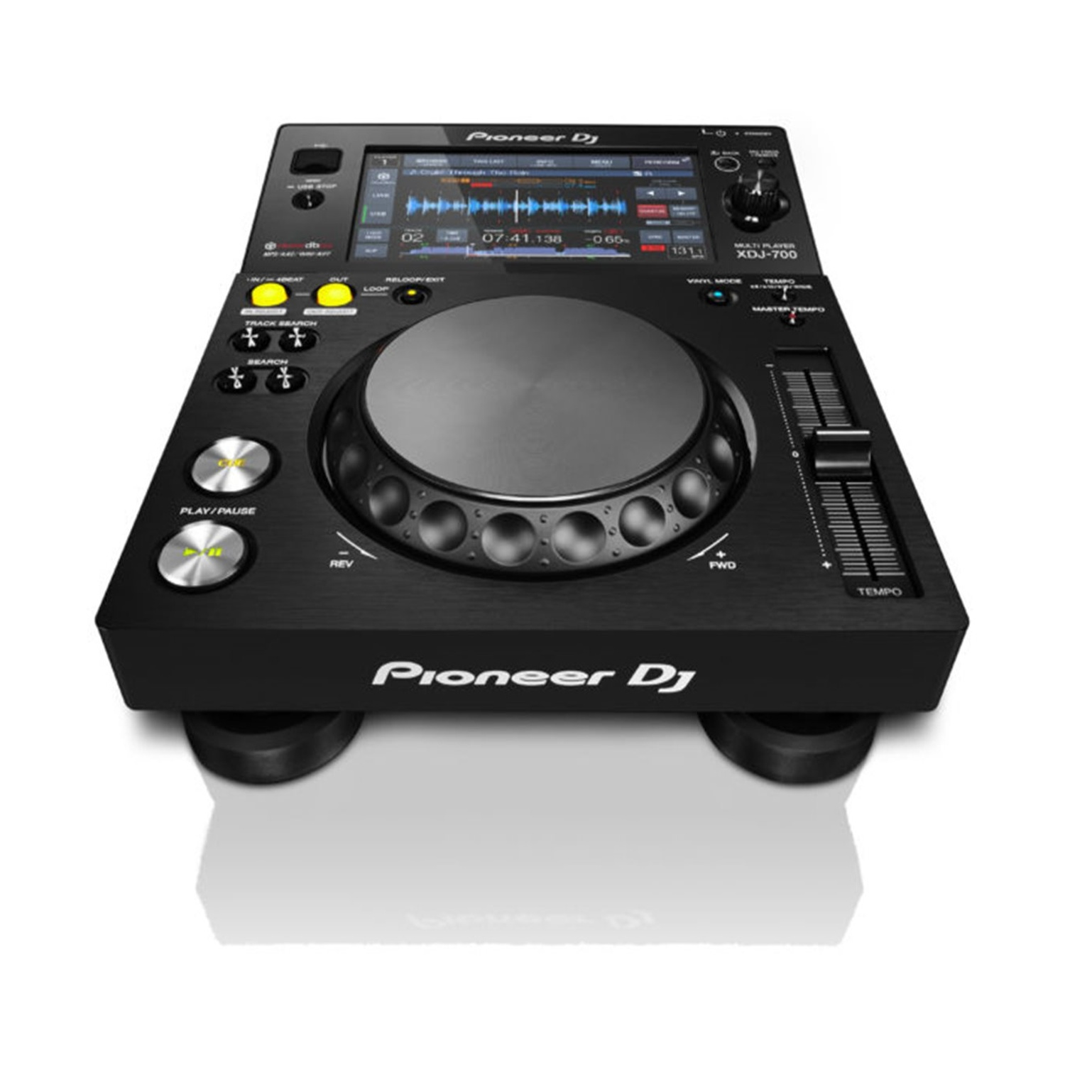 Un lettore multi Pioneer DJ XDJ-700. Ha uno schermo, pulsanti, jog wheel e cursore tempo. Il dispositivo è nero con testo bianco.