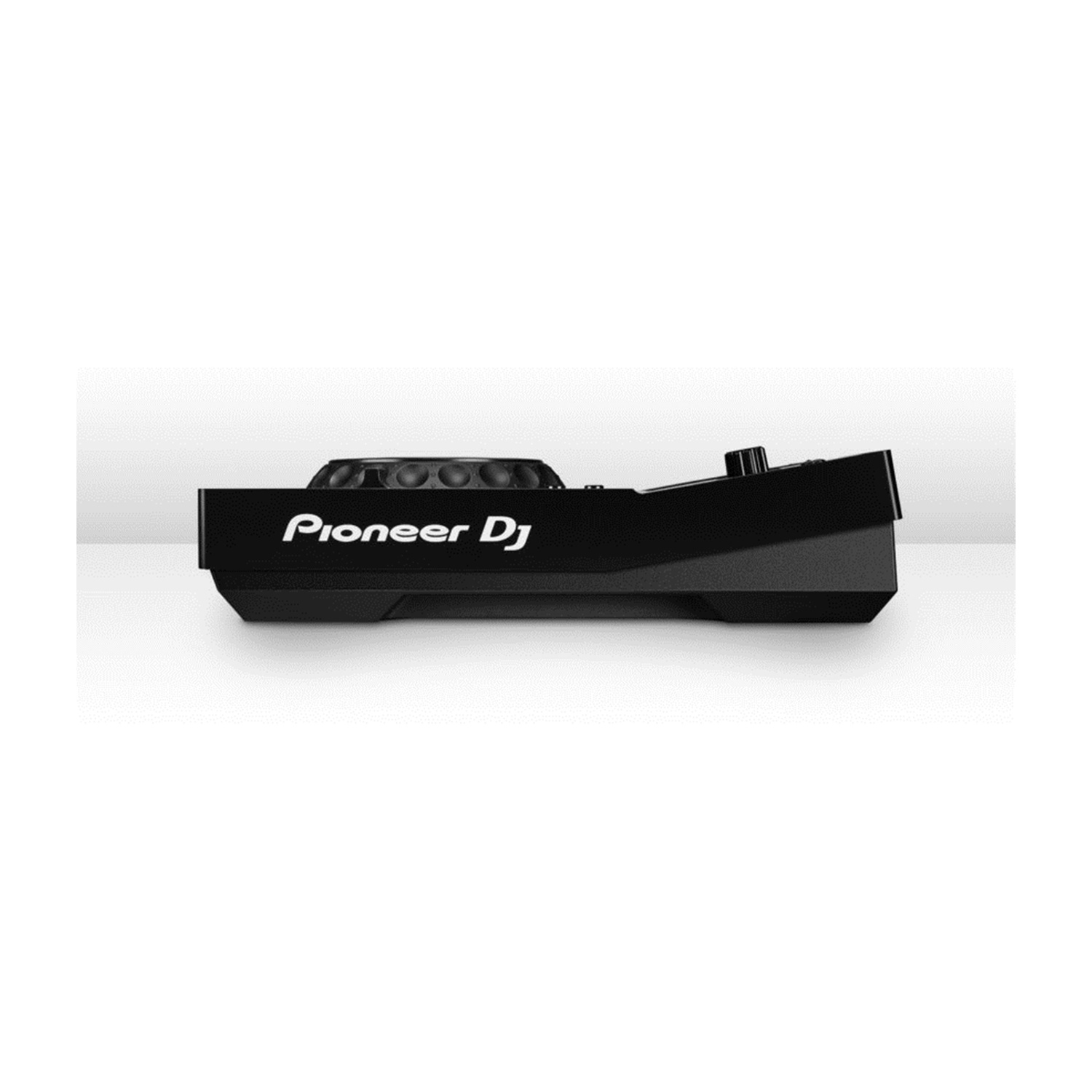 Un controller Pioneer DJ nero su una superficie bianca. Il logo Pioneer DJ è visibile. Ha pulsanti, manopole e un design elegante.