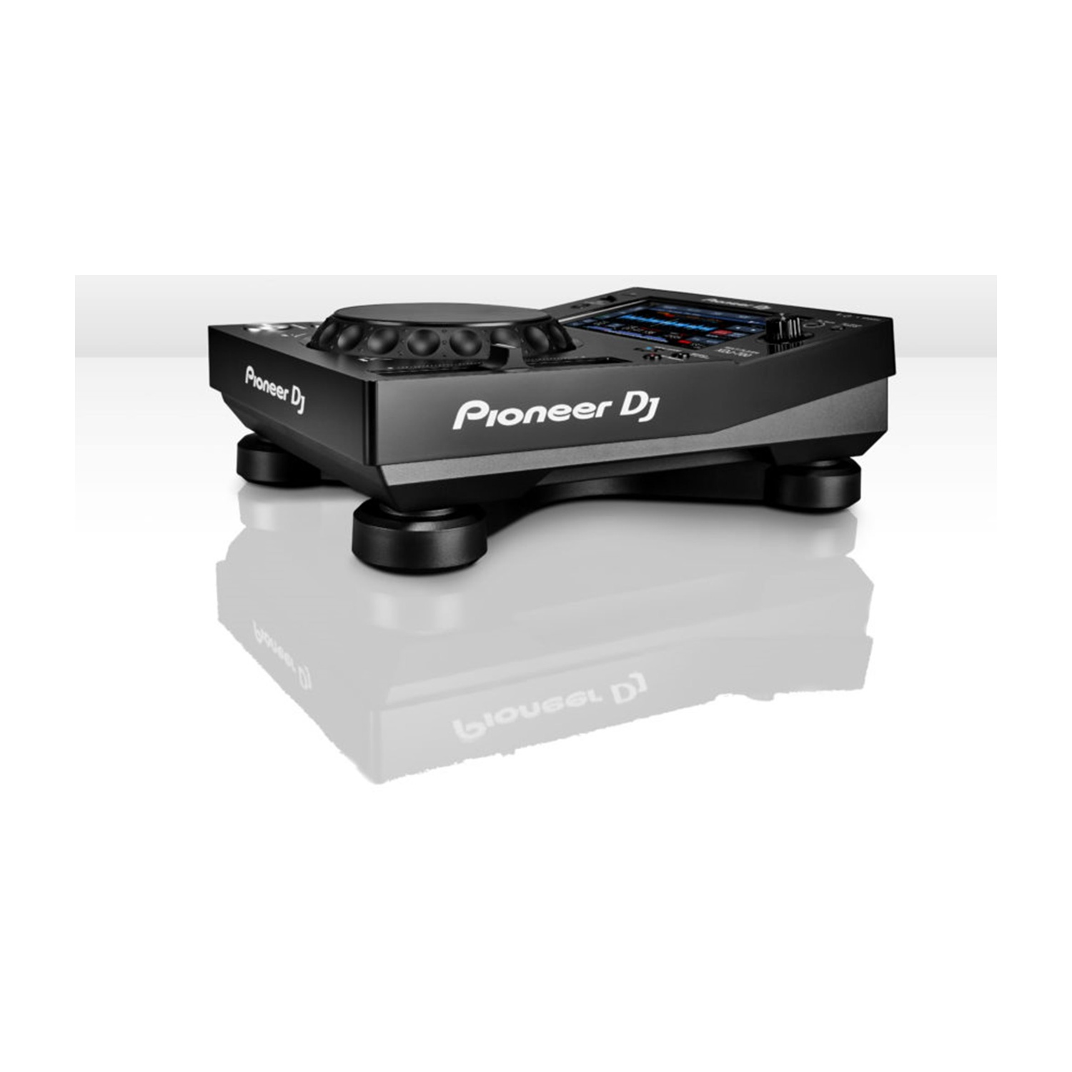 Un controller Pioneer DJ nero è posizionato su una superficie bianca. Il controller ha una parte superiore circolare e uno schermo. Il logo è visibile.