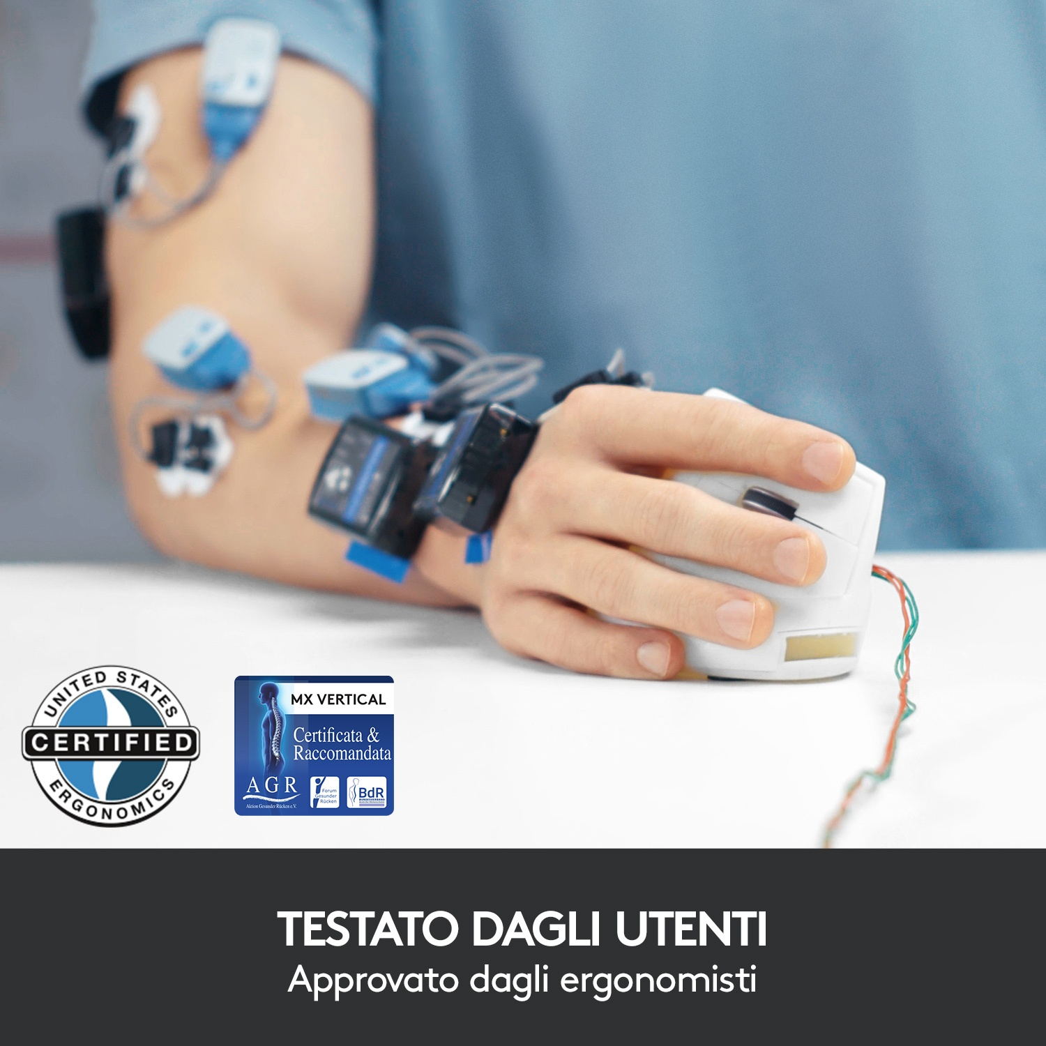 Braccio con sensori, tiene un mouse ergonomico bianco. Certificato da United States Ergonomics. Testo: Testato dagli utenti, approvato dagli ergonomisti.
