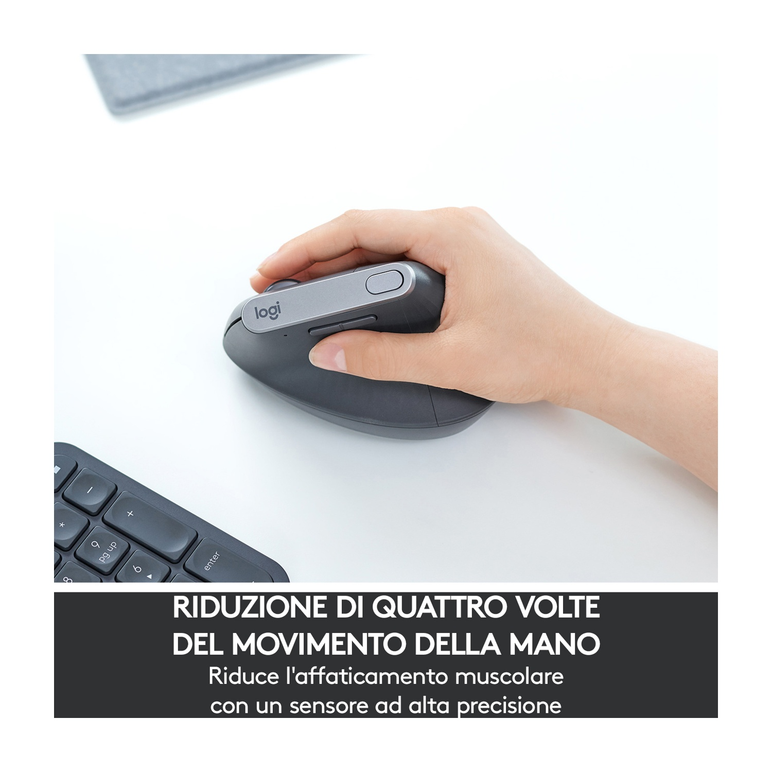 Una mano tiene un mouse Logitech grigio. Una tastiera è sullo sfondo. Il testo in basso dice 'riduce l'affaticamento muscolare'.