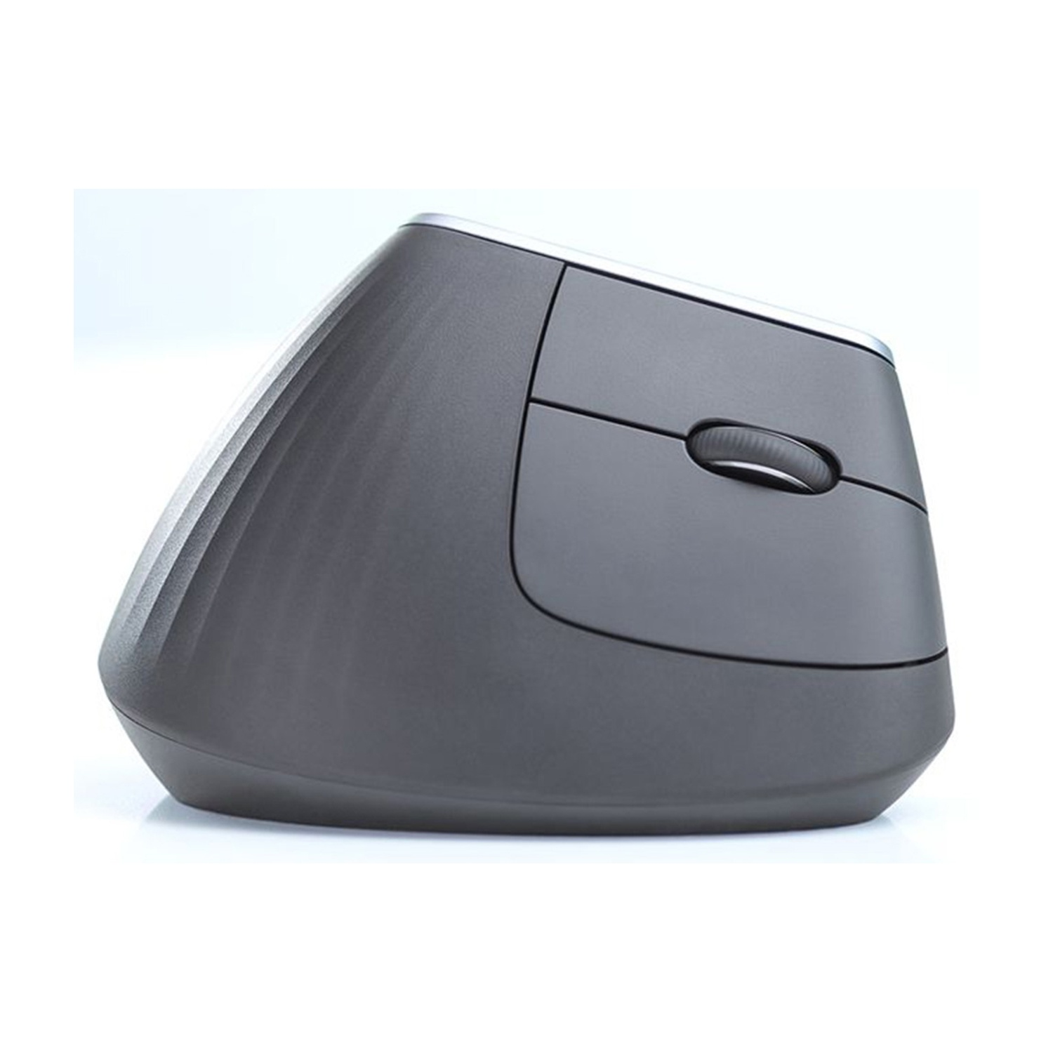 Un mouse verticale ergonomico grigio con rotella e pulsanti su sfondo bianco.