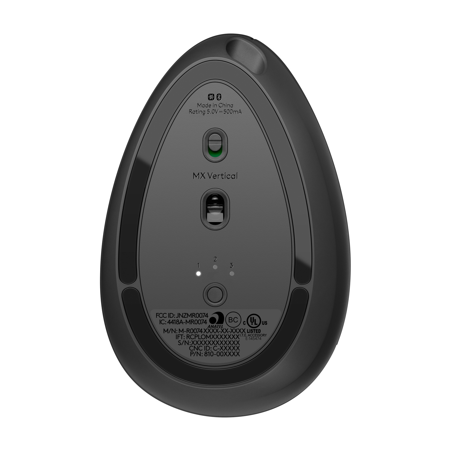 La parte inferiore di un mouse MX Vertical nero. Ha pulsanti, etichette e una piccola apertura circolare. Il mouse è prodotto in Cina.