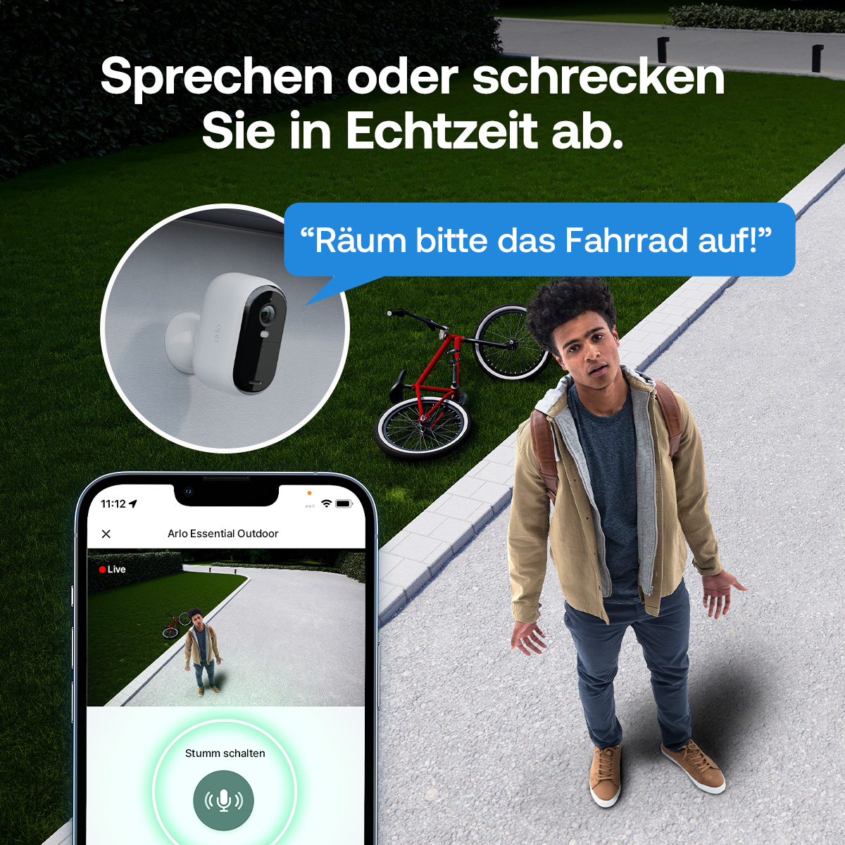 Ein Mann blickt verwirrt neben einem roten Fahrrad auf Gras. Eine Überwachungskamera und ein Telefon zeigen die Szene.