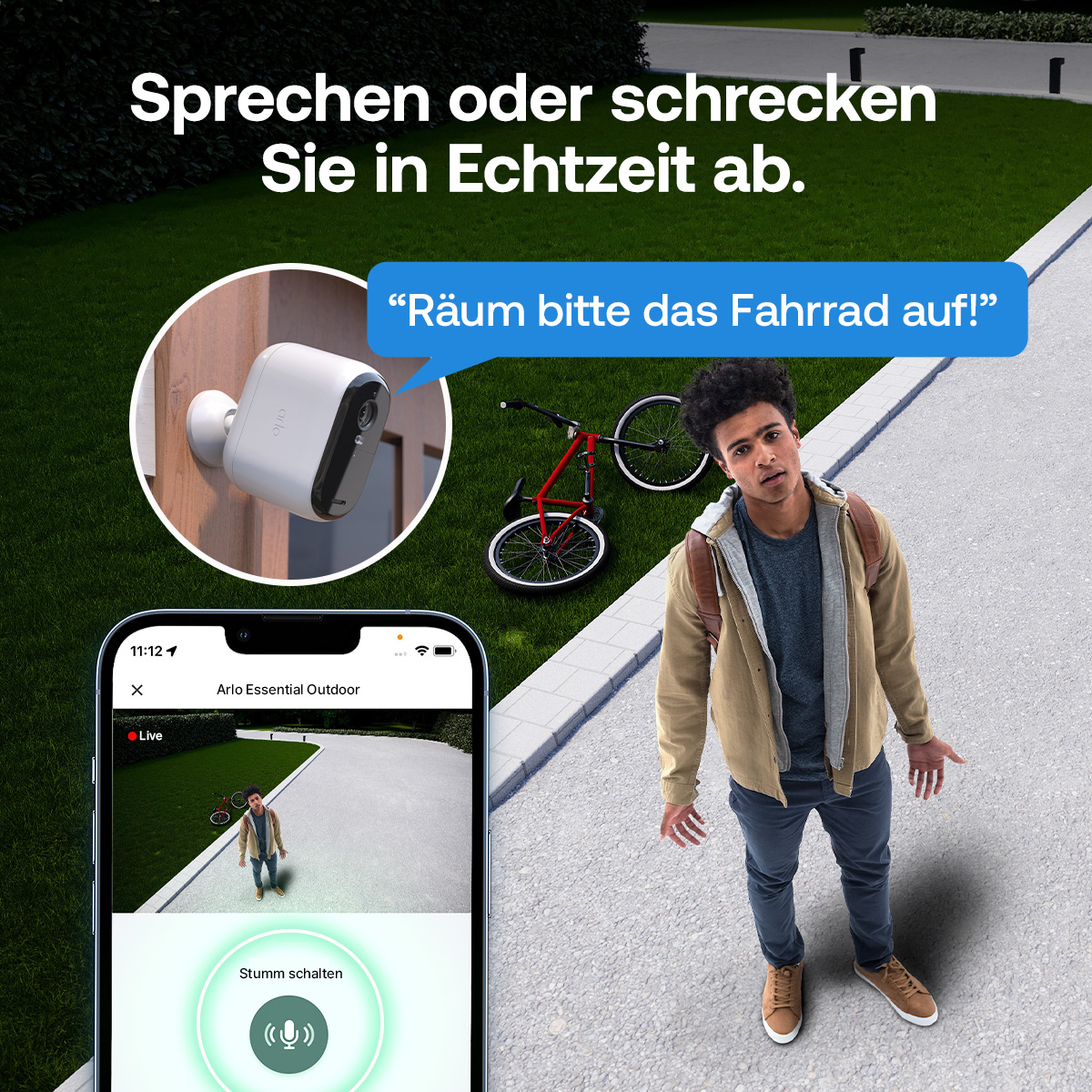 Ein Mann steht auf einem Weg. Ein rotes Fahrrad liegt auf dem Rasen. Eine Überwachungskamera ist an einer Wand montiert, ein Telefon zeigt Live-Ansicht.