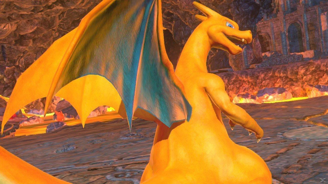 Charizard stoi w wulkanicznym obszarze. Ma pomarańczową skórę, niebieskie skrzydła i patrzy w prawo. Zamek jest w tle.