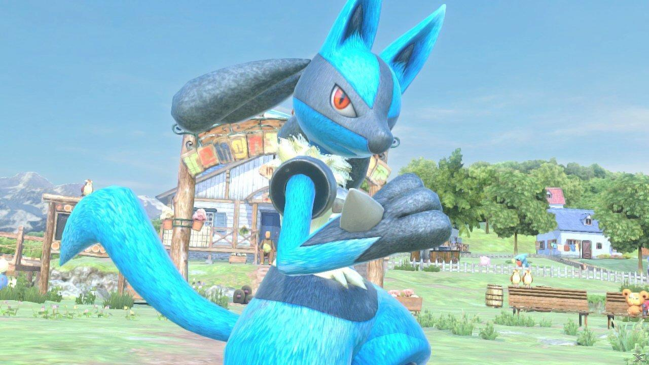 Niebieski Lucario stoi w wiejskiej scenerii. Budynki, drzewa i góry w tle. Pozuje na tle słonecznego dnia.