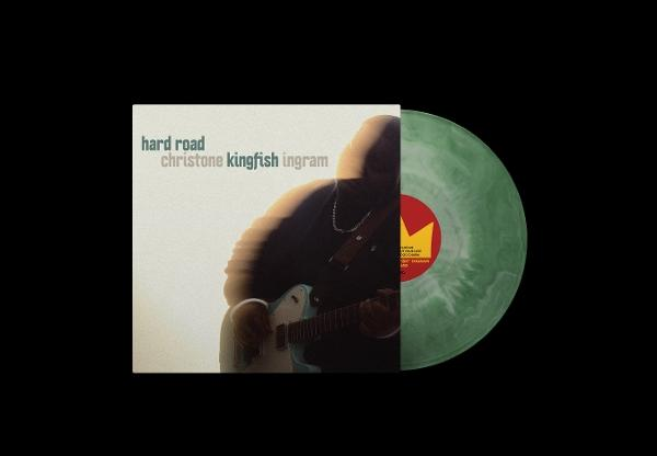 Albumcover mit einer Gitarre spielenden Person und einer grünen Schallplatte. Albumtitel ist "Hard Road" von Christone Kingfish Ingram.