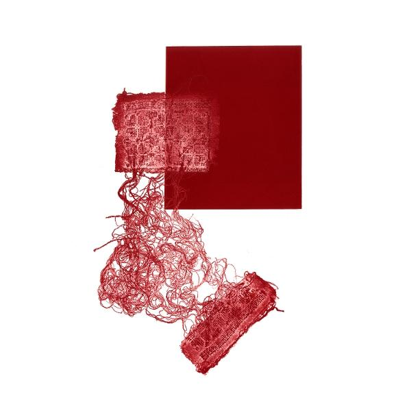 Rote Kunst auf Weiß. Ein Quadrat, ein Rechteck und zwei strukturierte Stoffstücke, verbunden durch Fäden, vor weißem Hintergrund.