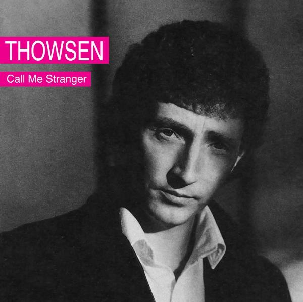 Schwarz-Weiß-Porträt eines Mannes mit dunklem Haar und weißem Hemdkragen. Text überlagert 'THOWSEN' und 'Call Me Stranger'.