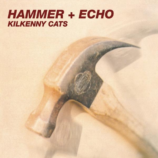 Nahaufnahme eines Hammers mit Holzgriff und Metallkopf. Der Text "HAMMER + ECHO KILKENNY CATS" steht oben.