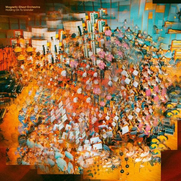 Abstraktes Bild eines Orchesters, das spielt. Musiker in rosa Hemden sind sichtbar. Der Hintergrund hat Gebäude und warme Farben.