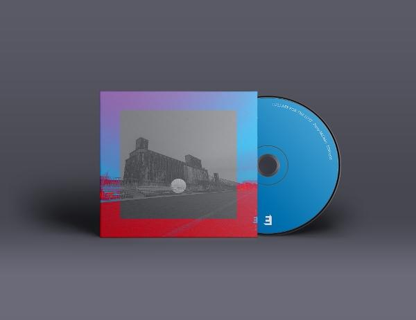 Eine CD-Hülle mit einem Graustufen-Gebäudebild und einer blauen CD. Die Hülle hat rote, blaue und lila Ränder. Die CD hat weißen Text.