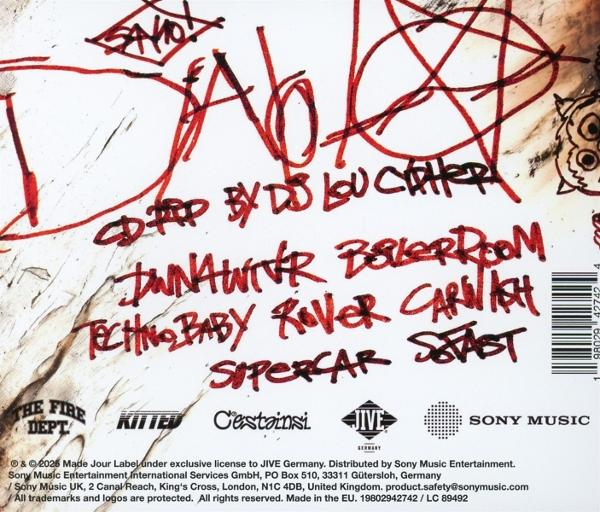 Albumcover mit rotem Graffiti-Text auf weißem Hintergrund. Der Text enthält Songtitel und Künstlernamen.